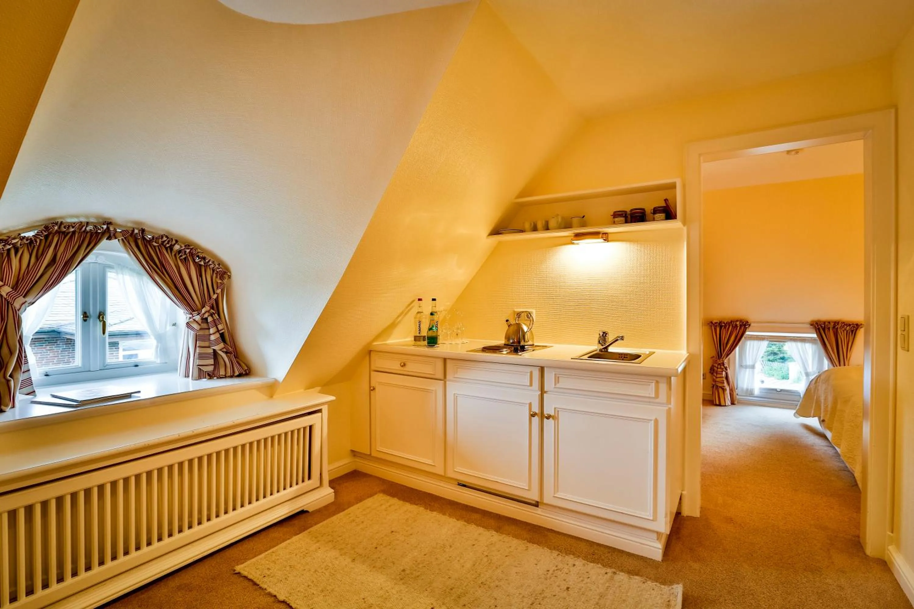 Kitchen or kitchenette, Bed in Hotel und Restaurant Jörg Müller