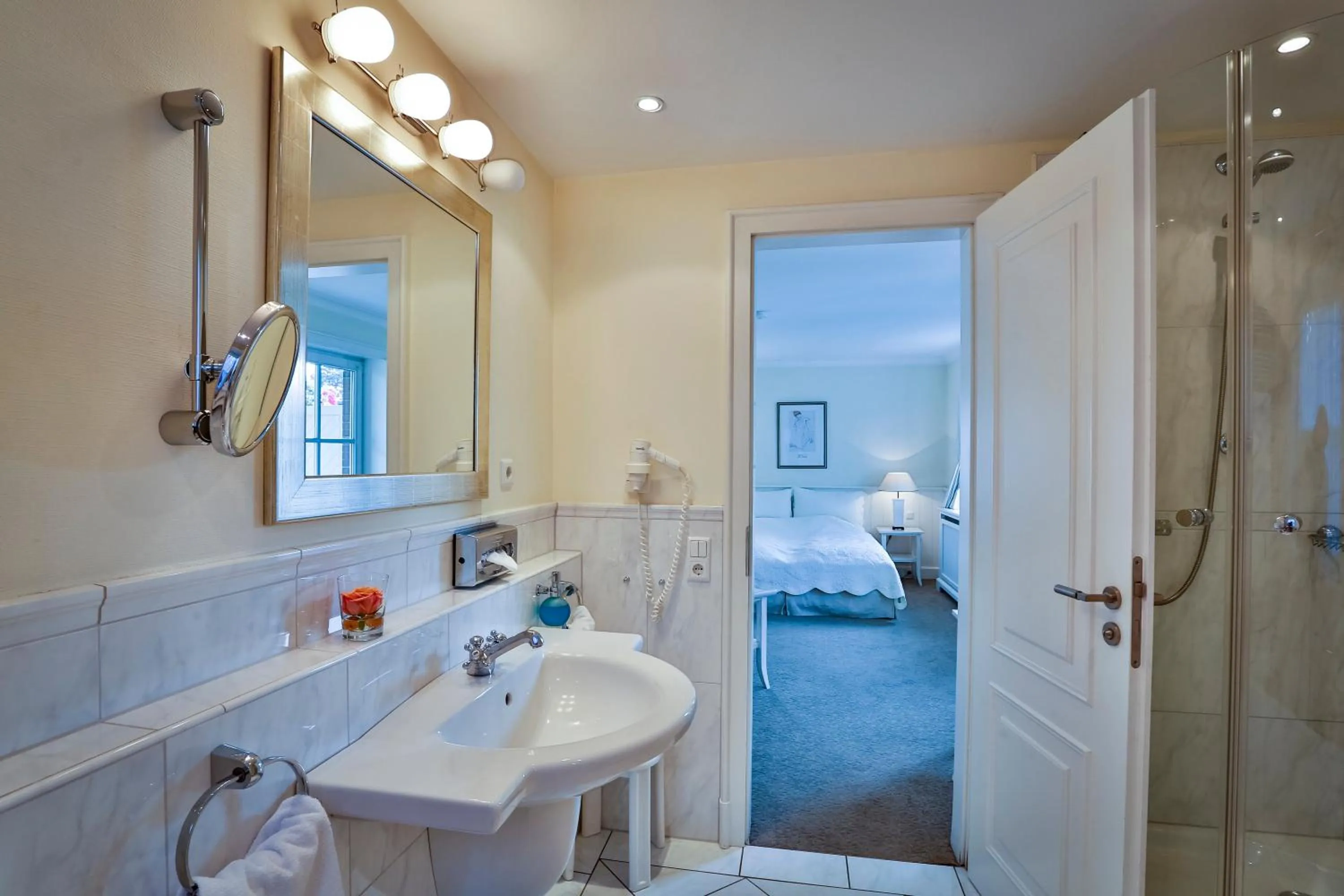 Bathroom, Bed in Hotel und Restaurant Jörg Müller