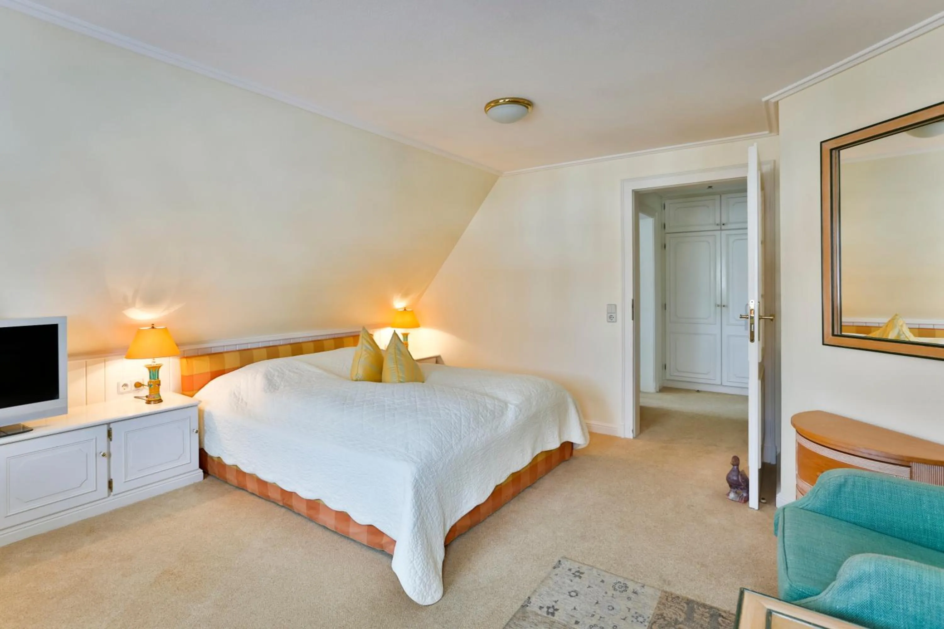 Photo of the whole room, Bed in Hotel und Restaurant Jörg Müller