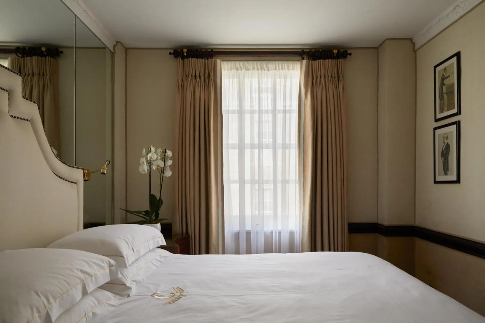 Photo of the whole room, Bed in The Chesterfield Mayfair