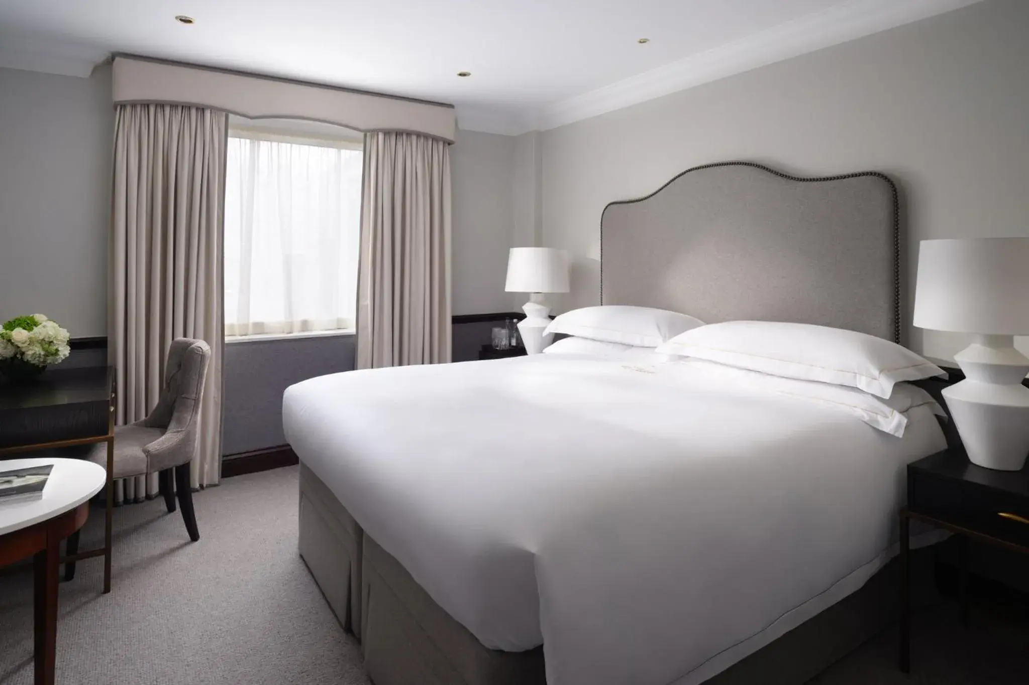 Photo of the whole room, Bed in The Chesterfield Mayfair Photo of the whole room, Bed in The Chesterfield Mayfair