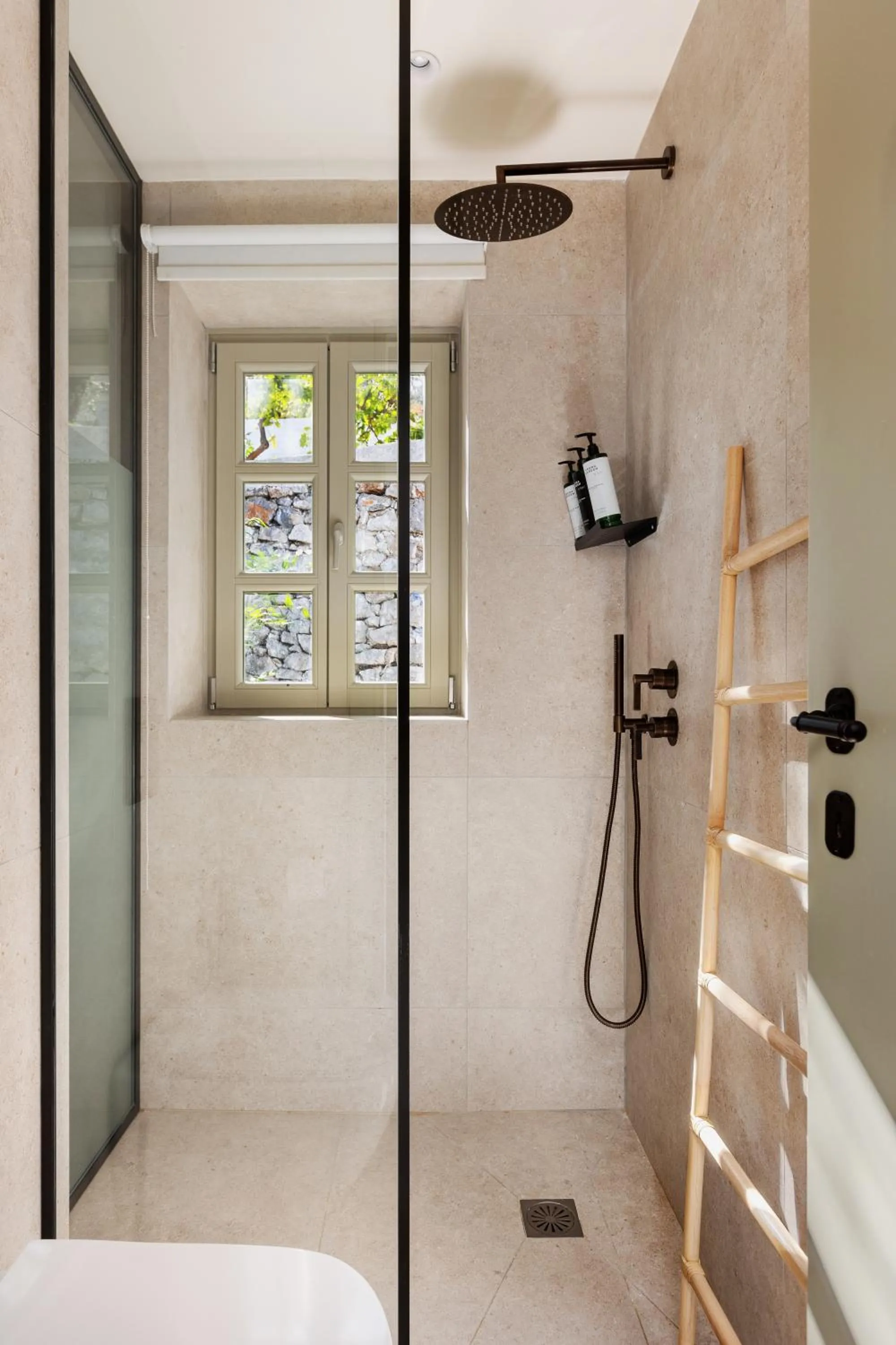 Shower, Bed in Maison Muse