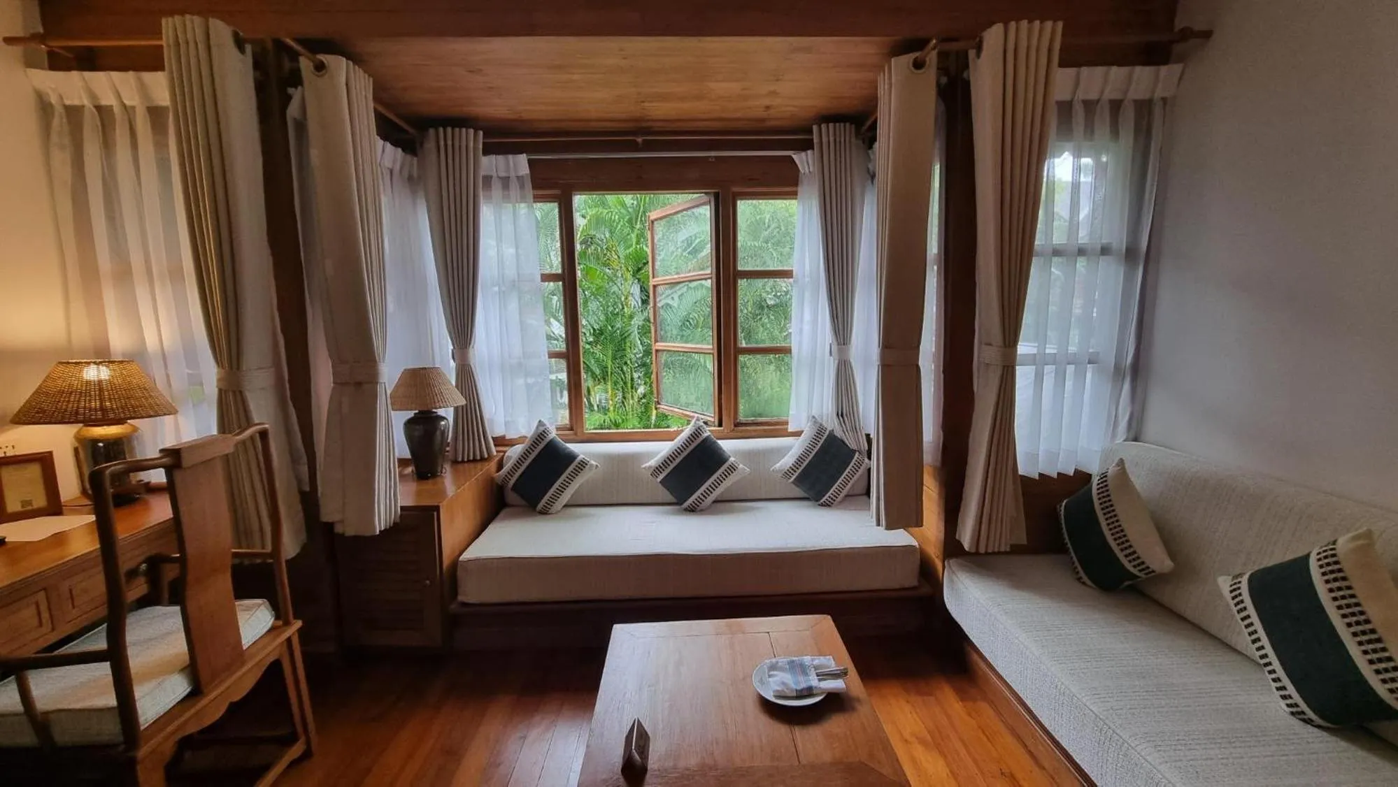 Living room, Bed in Governor's Residence