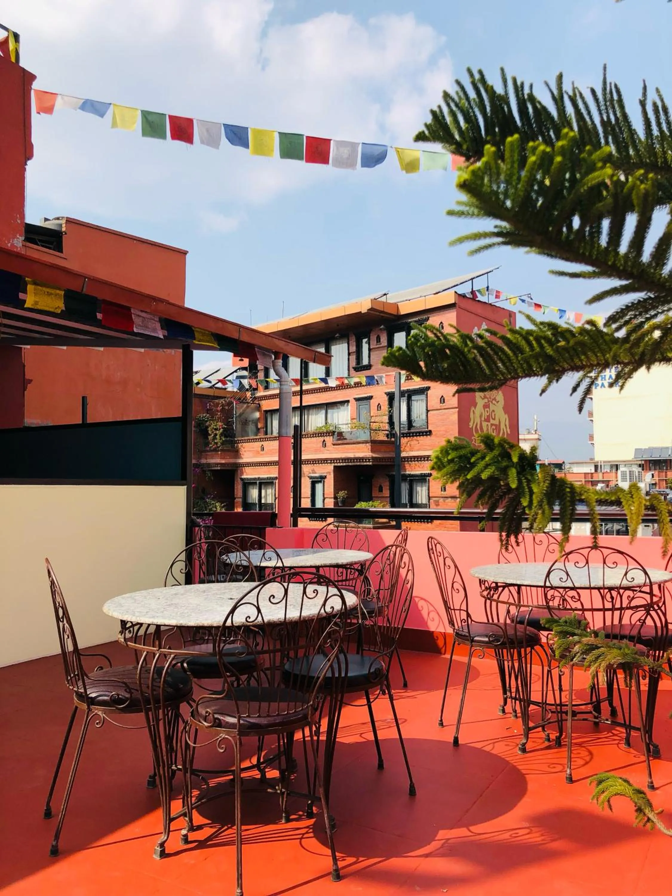 Restaurant/places to eat in Yeti Cozy Hotel