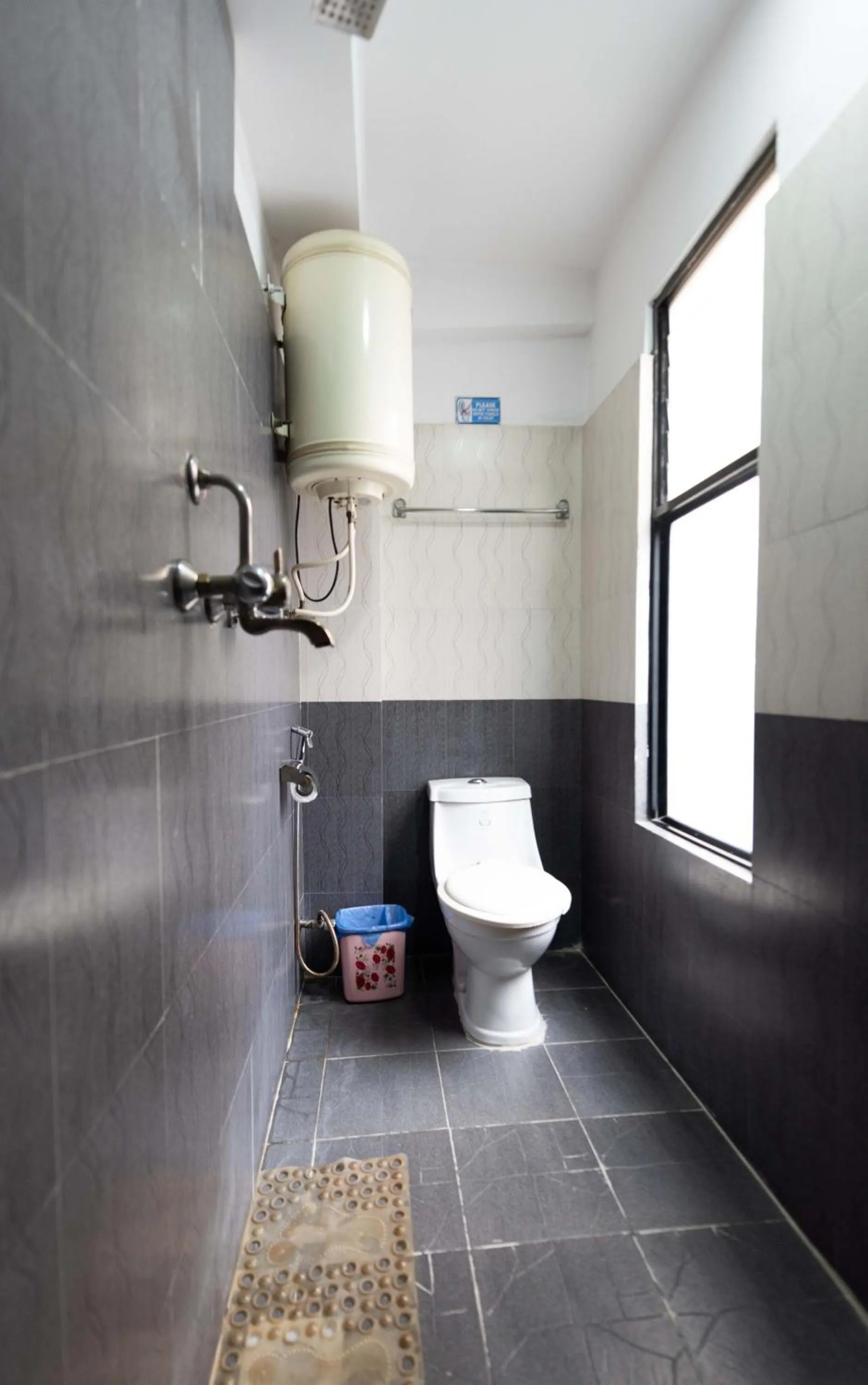 Toilet in Yeti Cozy Hotel