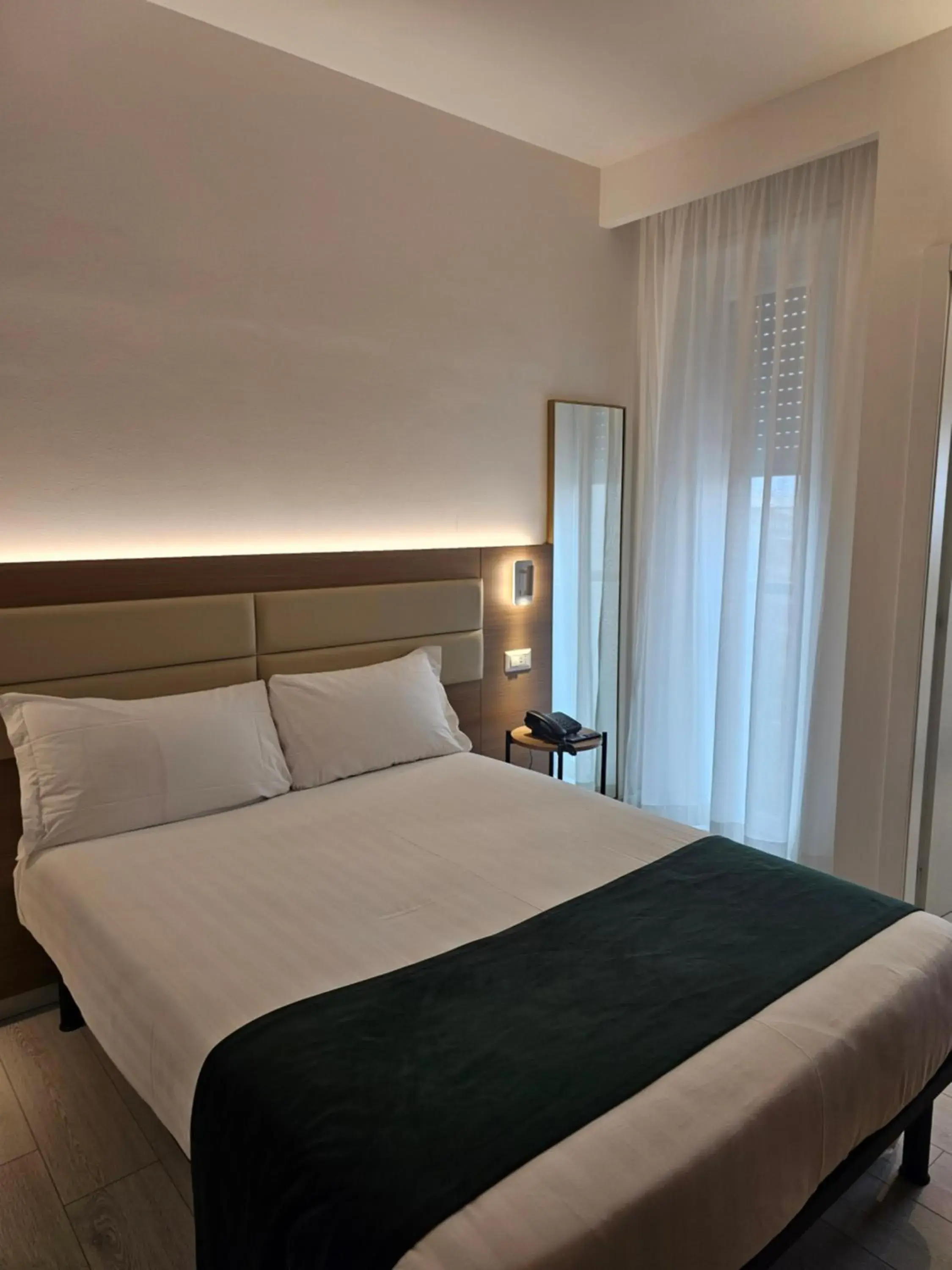 Small Double Room in Massimi City Garden Small Double Room in Massimi City Garden