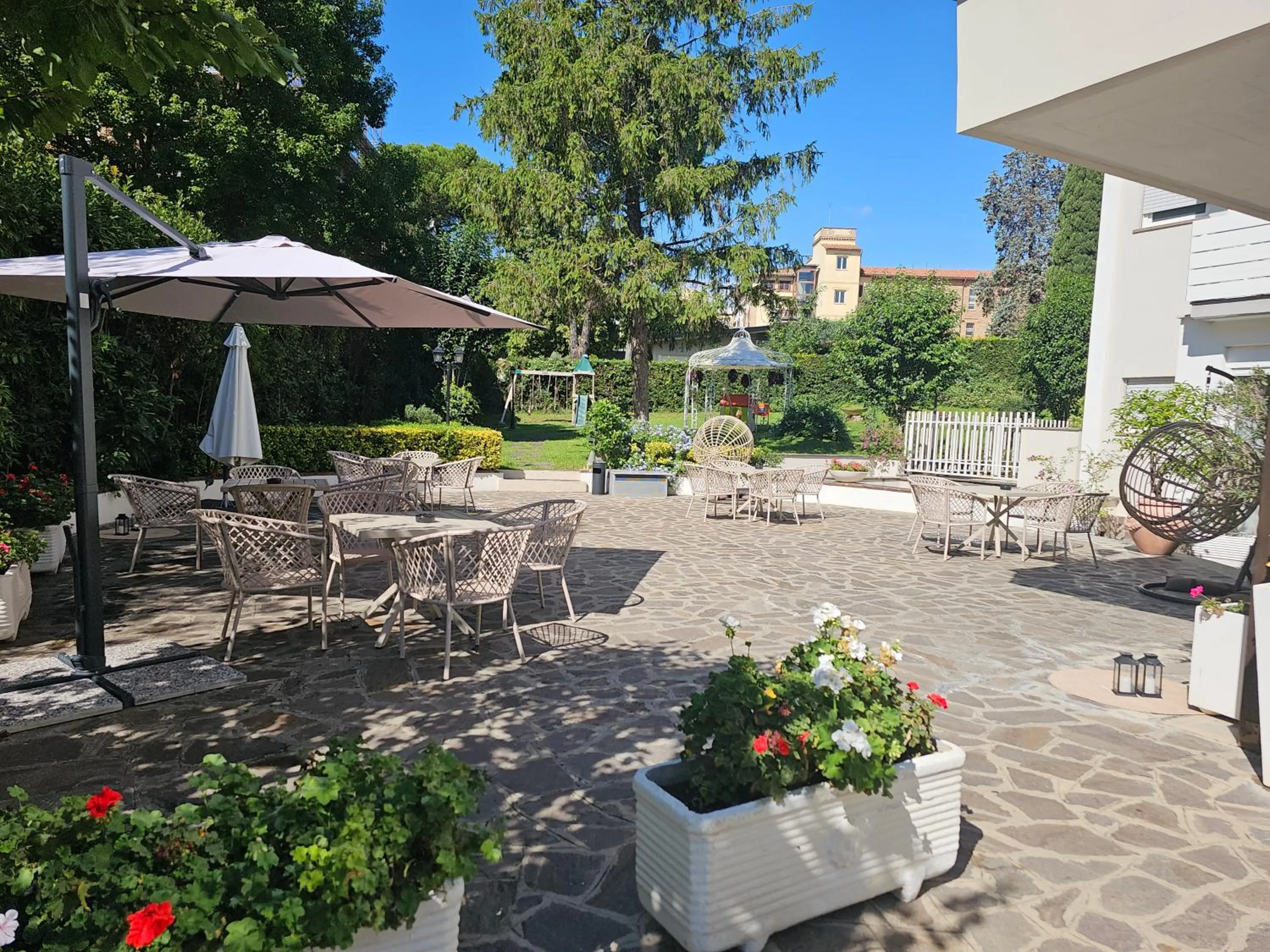 Day in Massimi City Garden