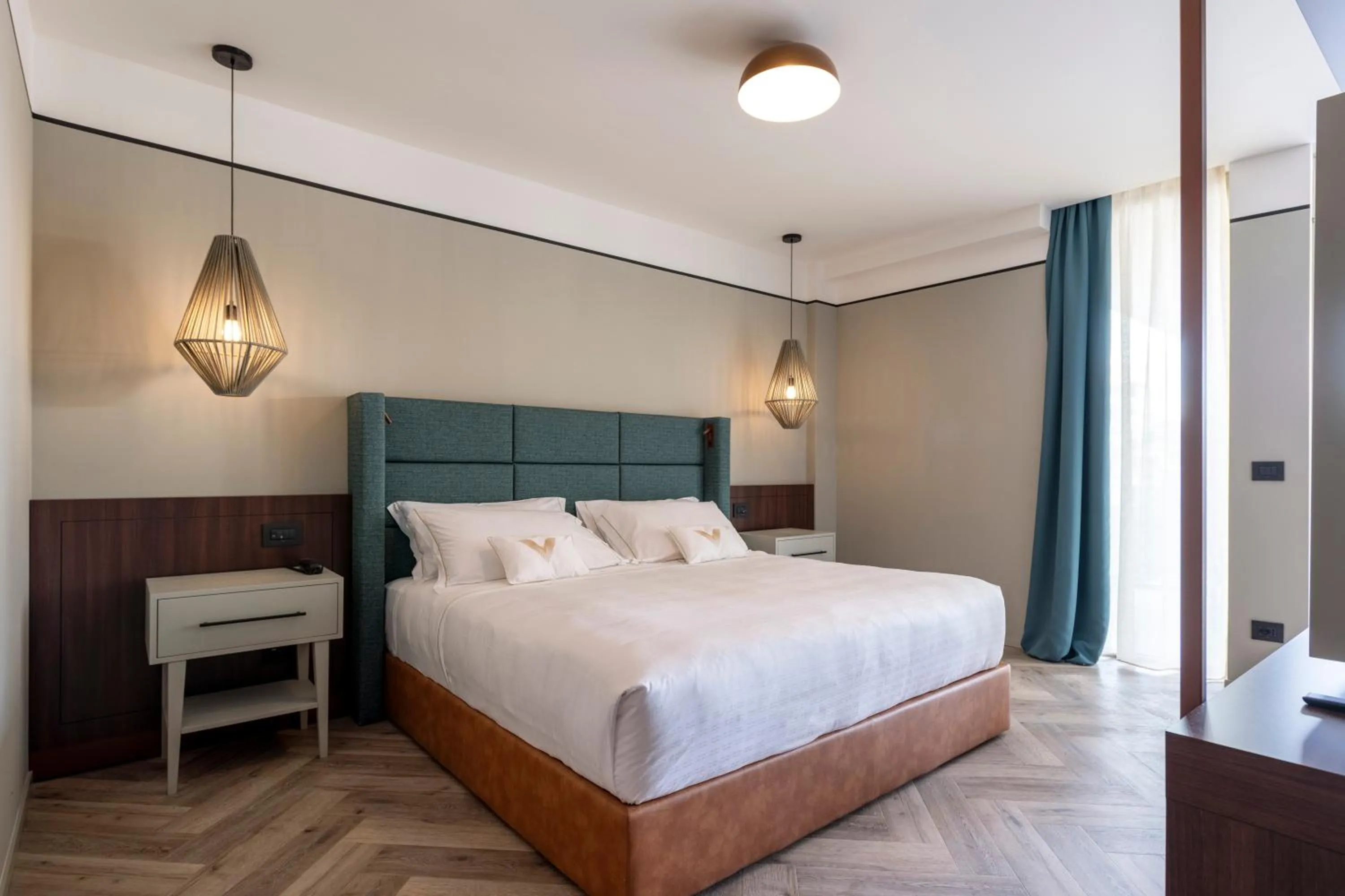 Bed in Visionair Suites & SPA-Room Only e Honesty Bar