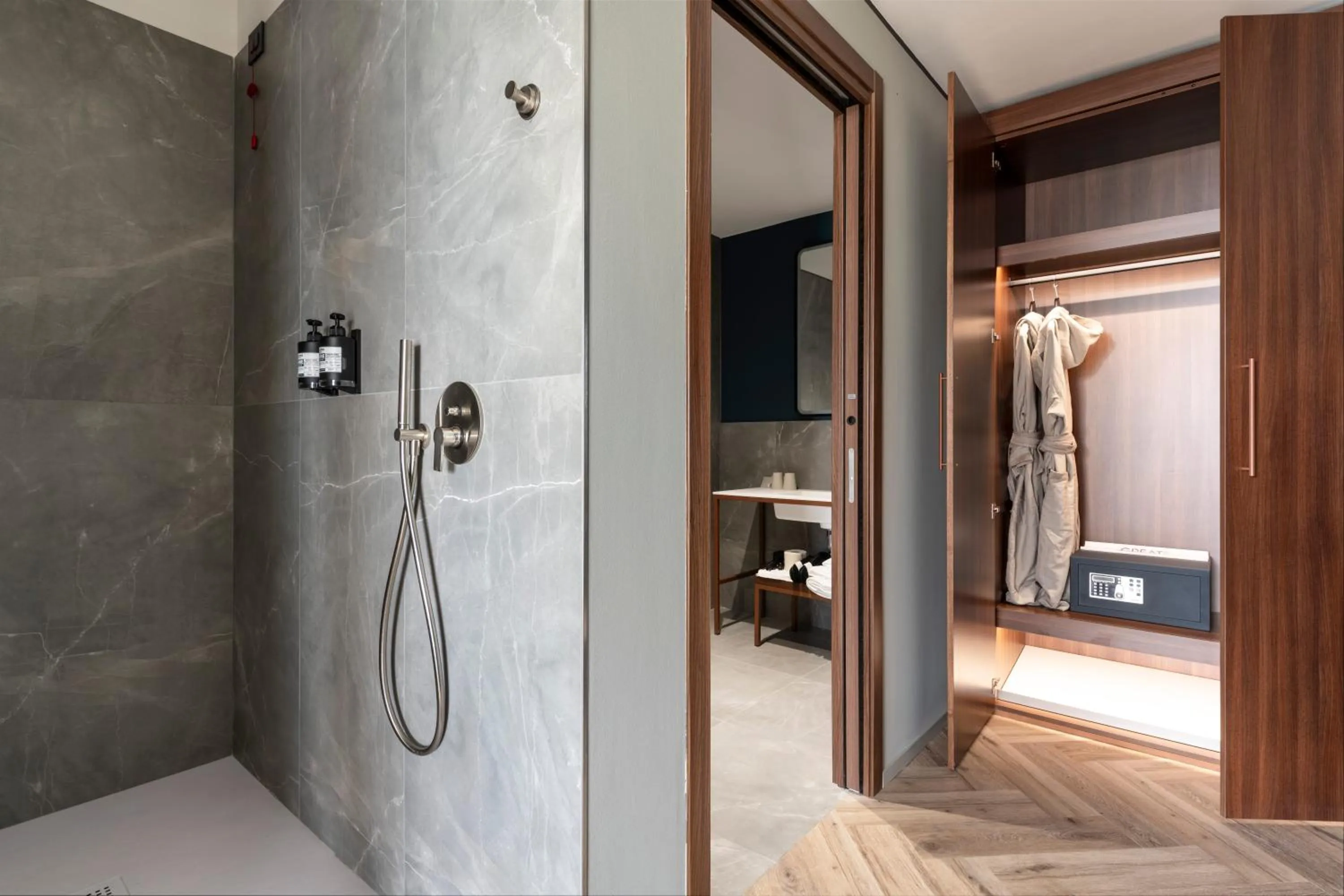 Shower in Visionair Suites & SPA-Room Only e Honesty Bar