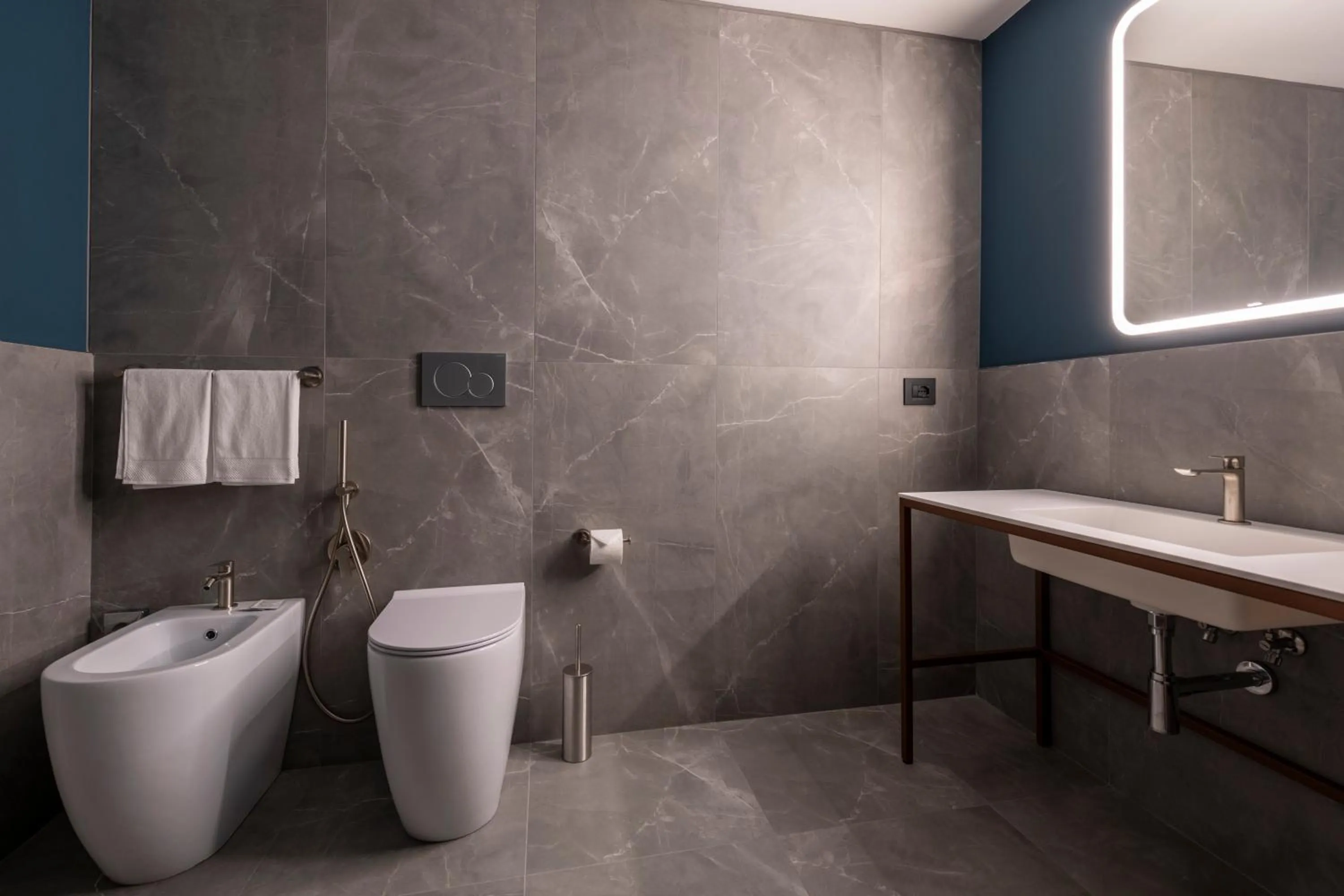 Toilet in Visionair Suites & SPA-Room Only e Honesty Bar