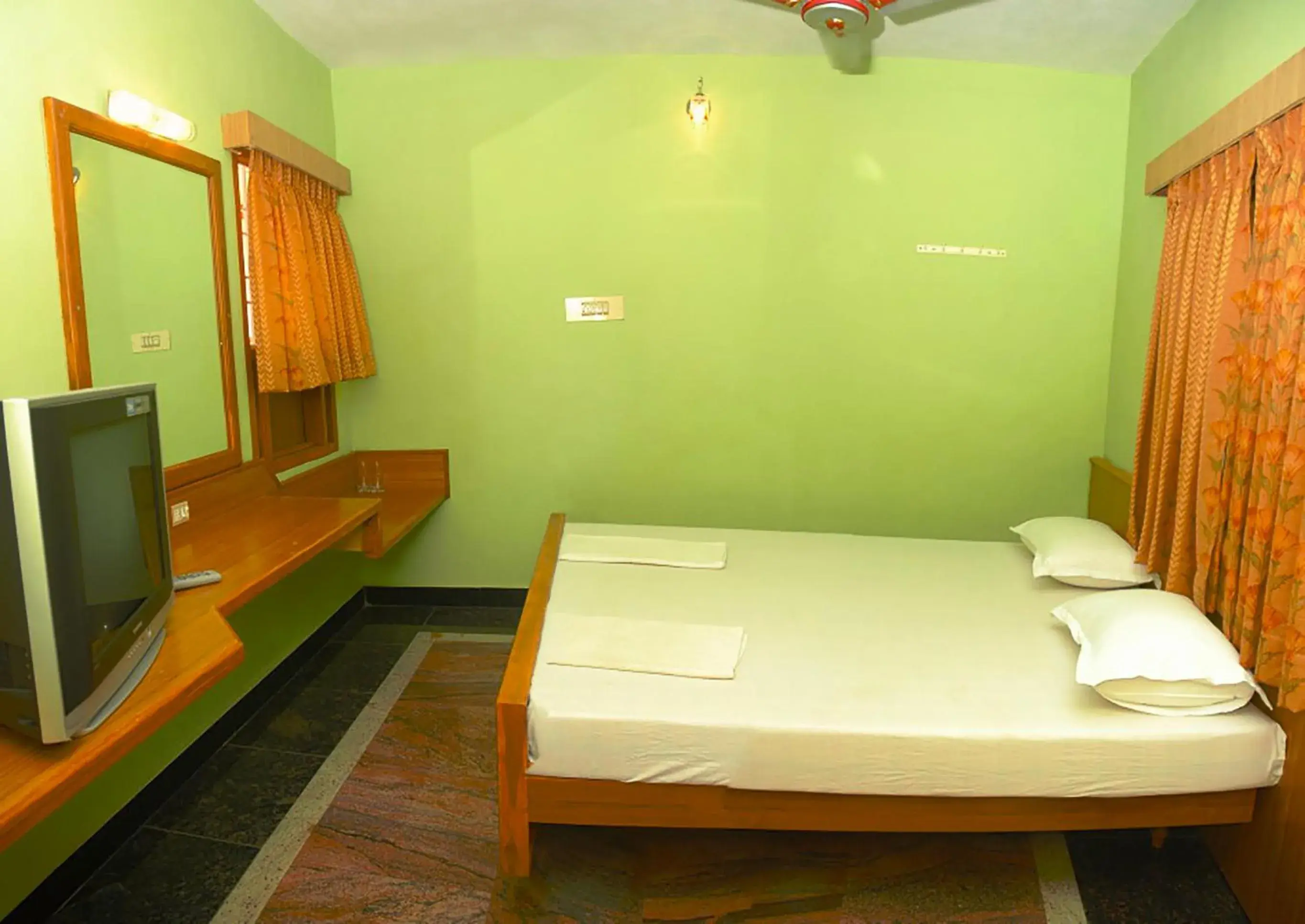Budget Twin Room in Vinodhara Guest House Budget Twin Room in Vinodhara Guest House