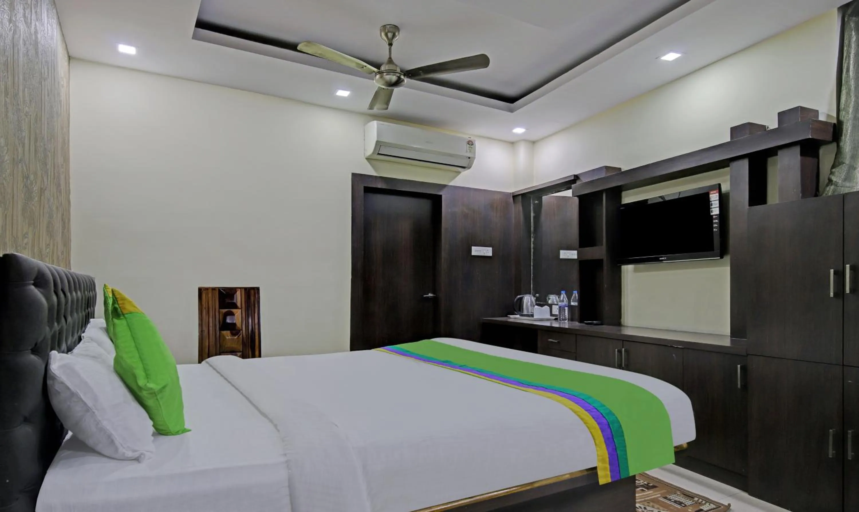 Bedroom, Bed in Treebo Archie Regency