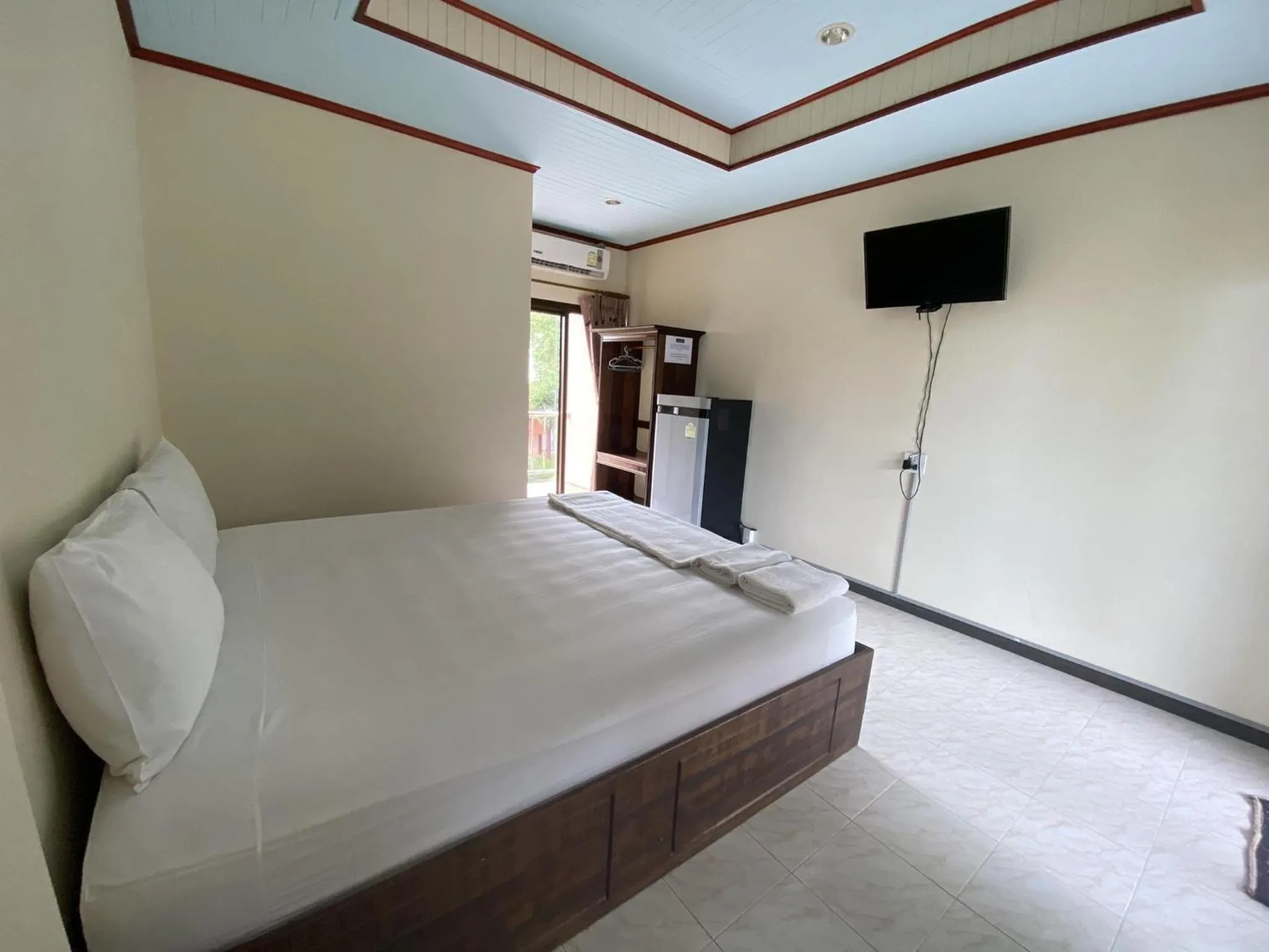 Bed in Rainbow Bungalow Haadrin Koh Phangan