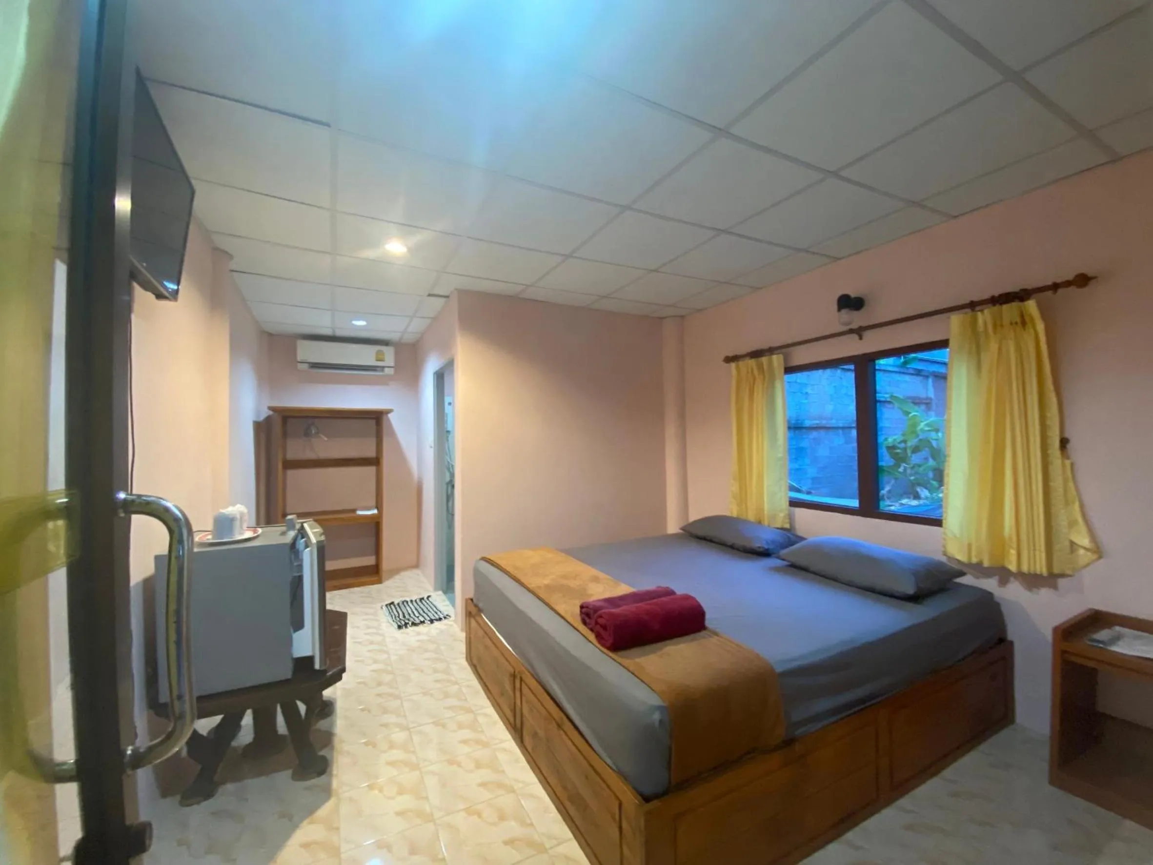 Bed in Rainbow Bungalow Haadrin Koh Phangan