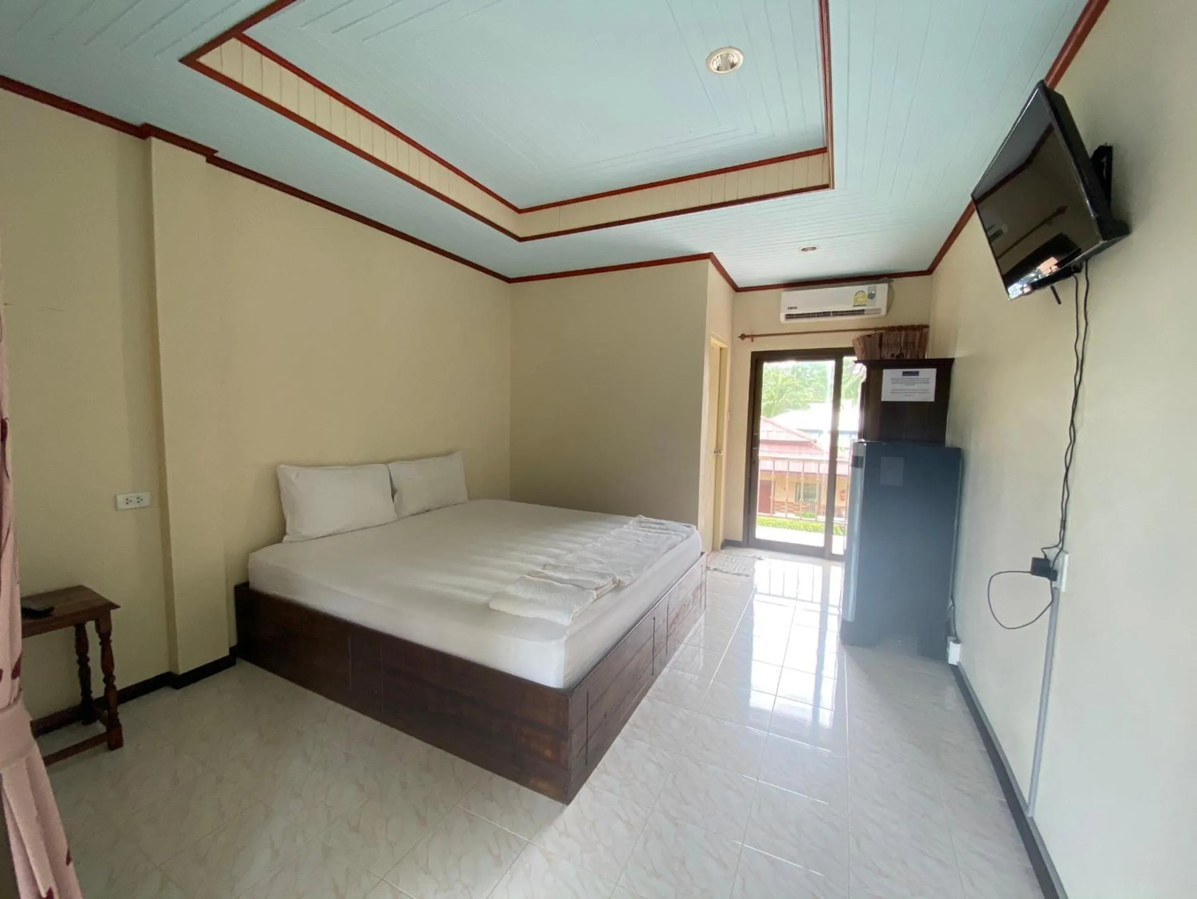 Bed in Rainbow Bungalow Haadrin Koh Phangan