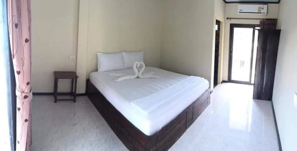 Bed in Rainbow Bungalow Haadrin Koh Phangan