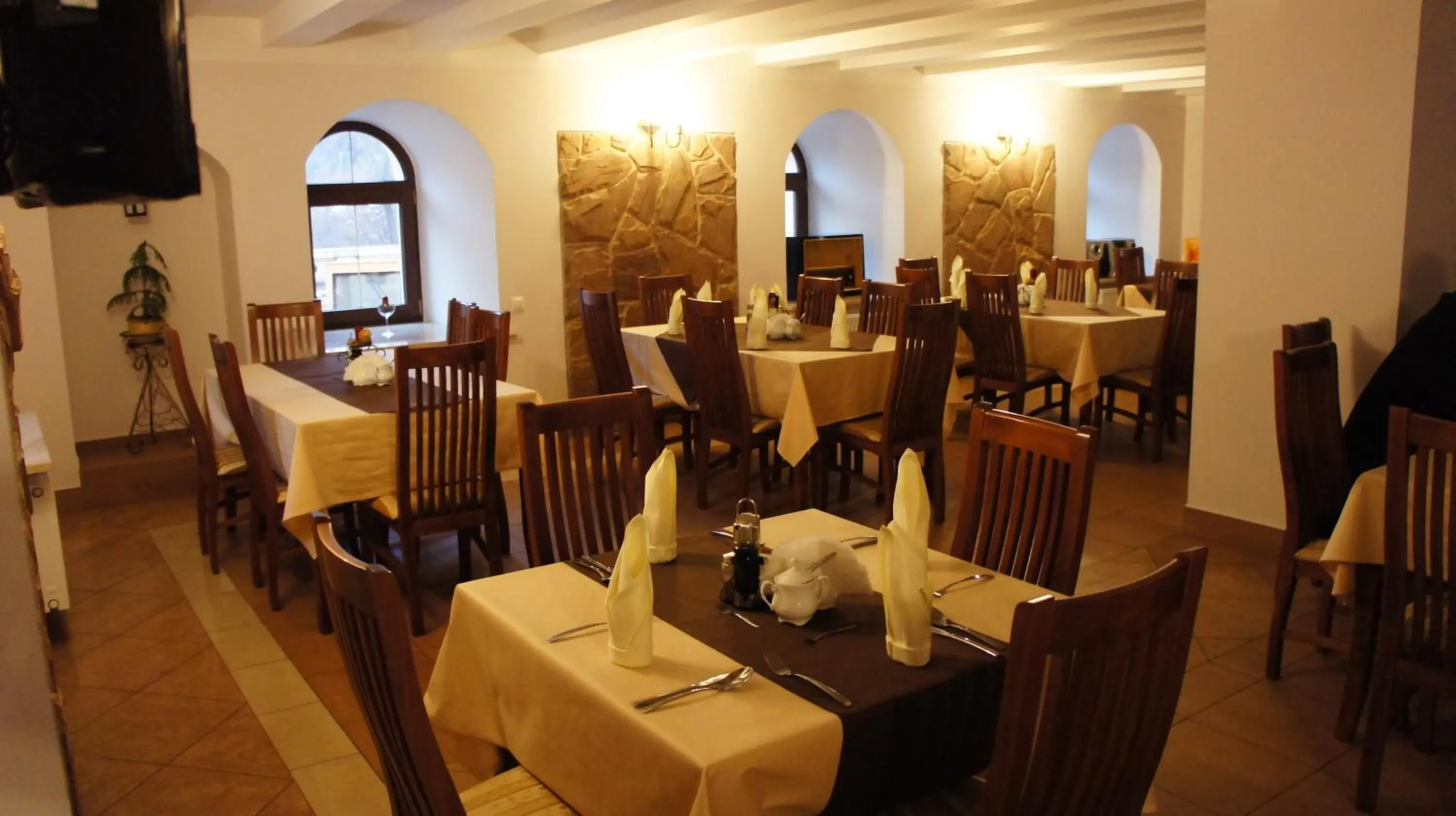 Restaurant/places to eat in Hotel Stary Młyn