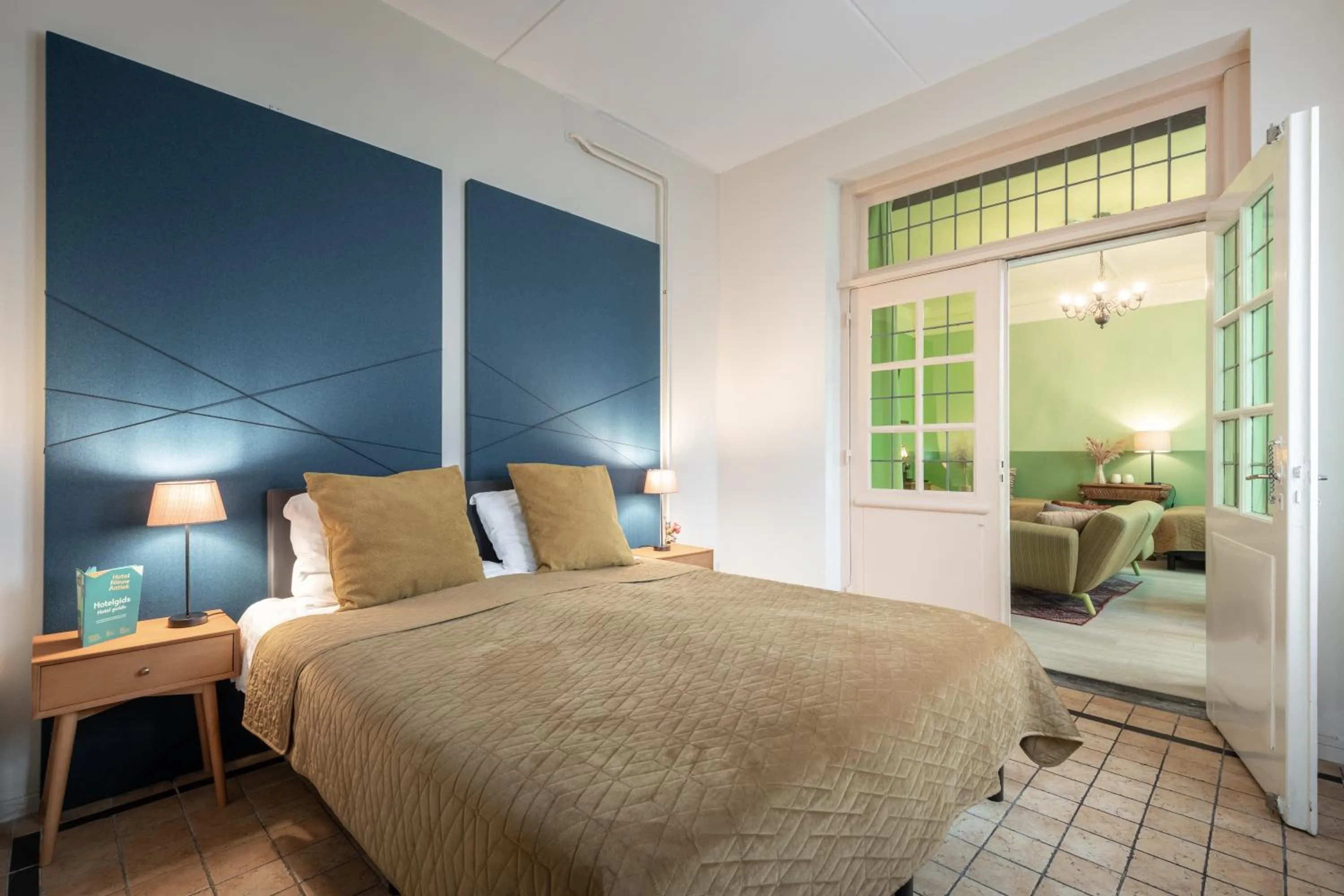 Photo of the whole room, Bed in Hotel Nieuw Antiek