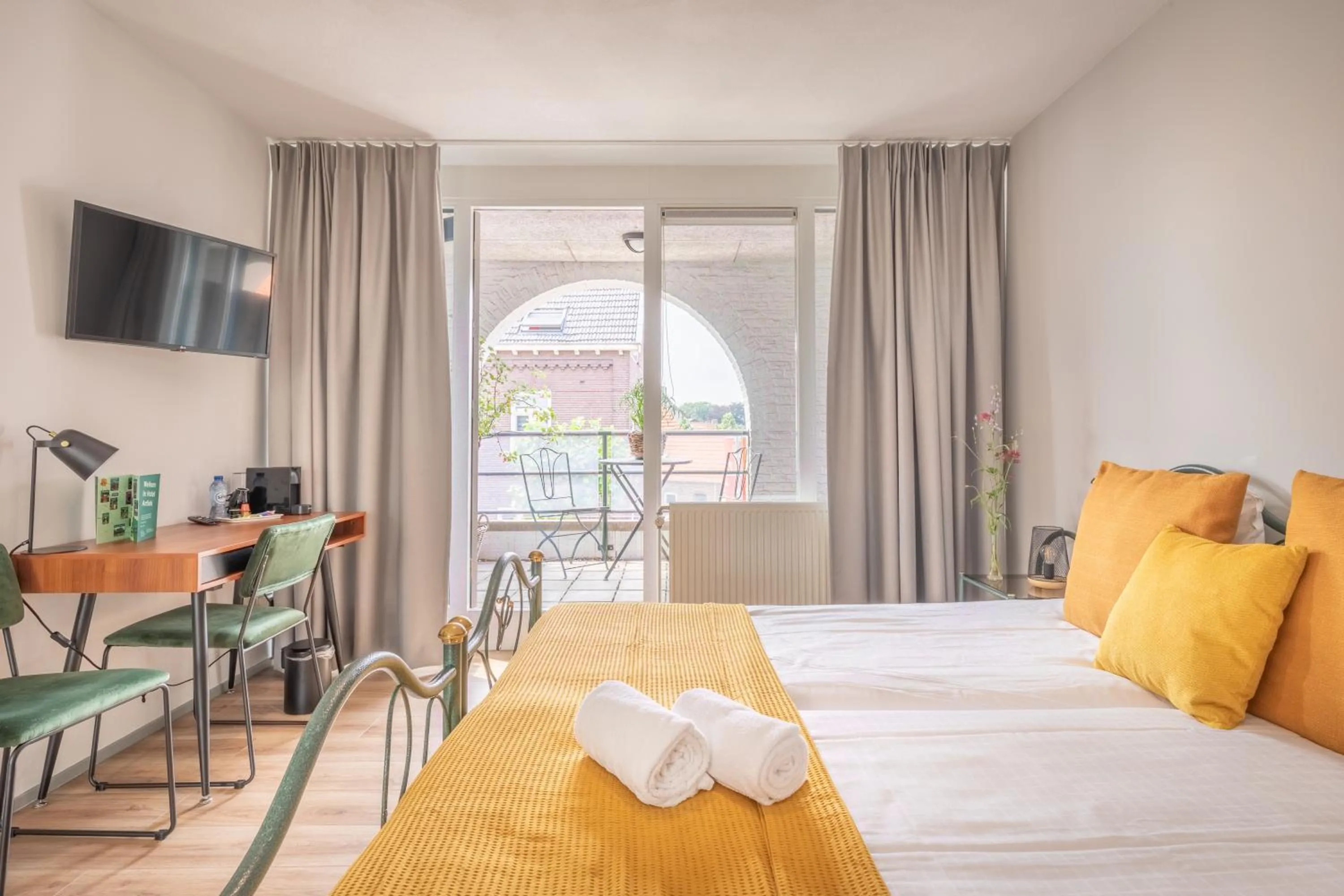 Photo of the whole room, Bed in Hotel Nieuw Antiek