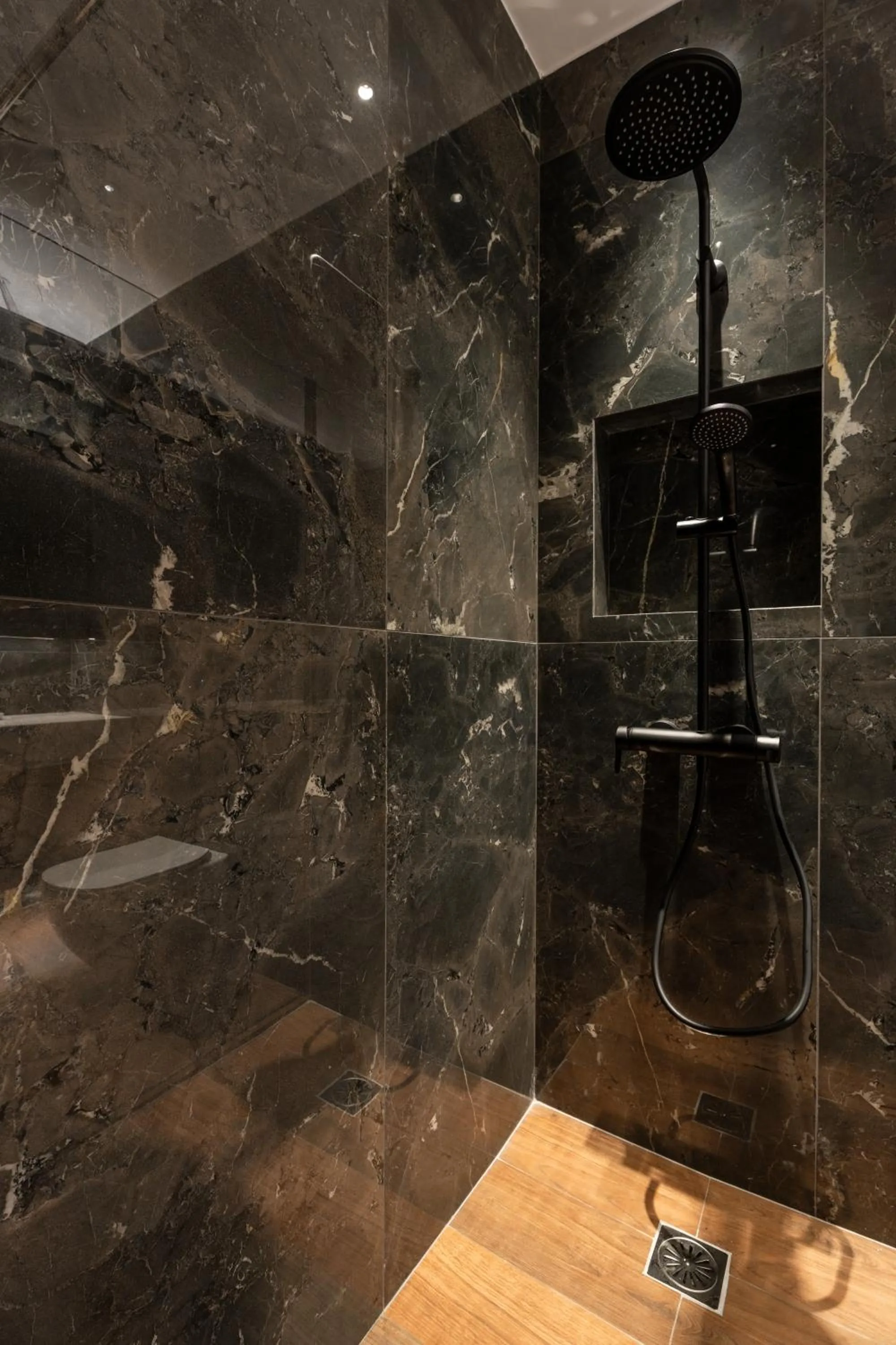Shower in Omikron Luxury Residences by Semavί