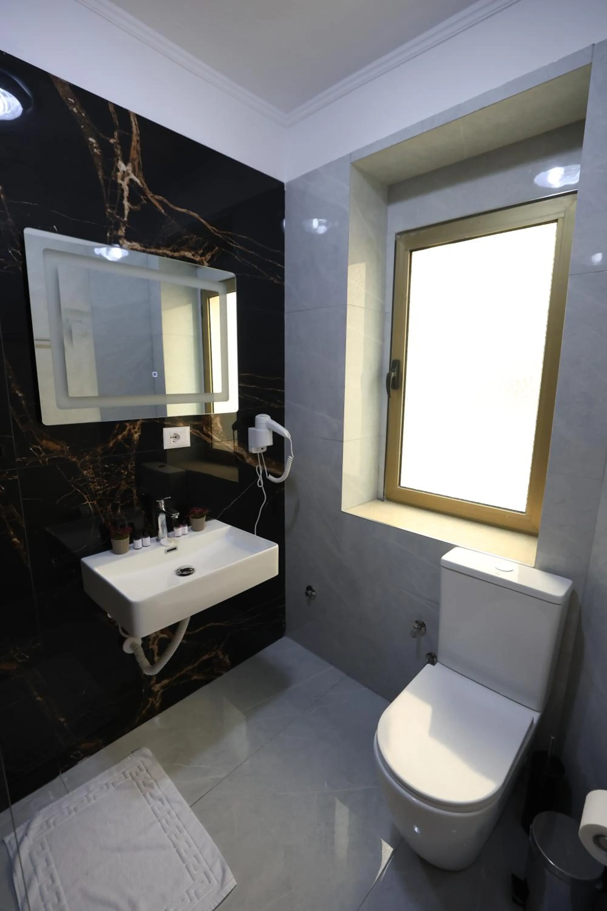 Toilet in Vila Alizee Hotel