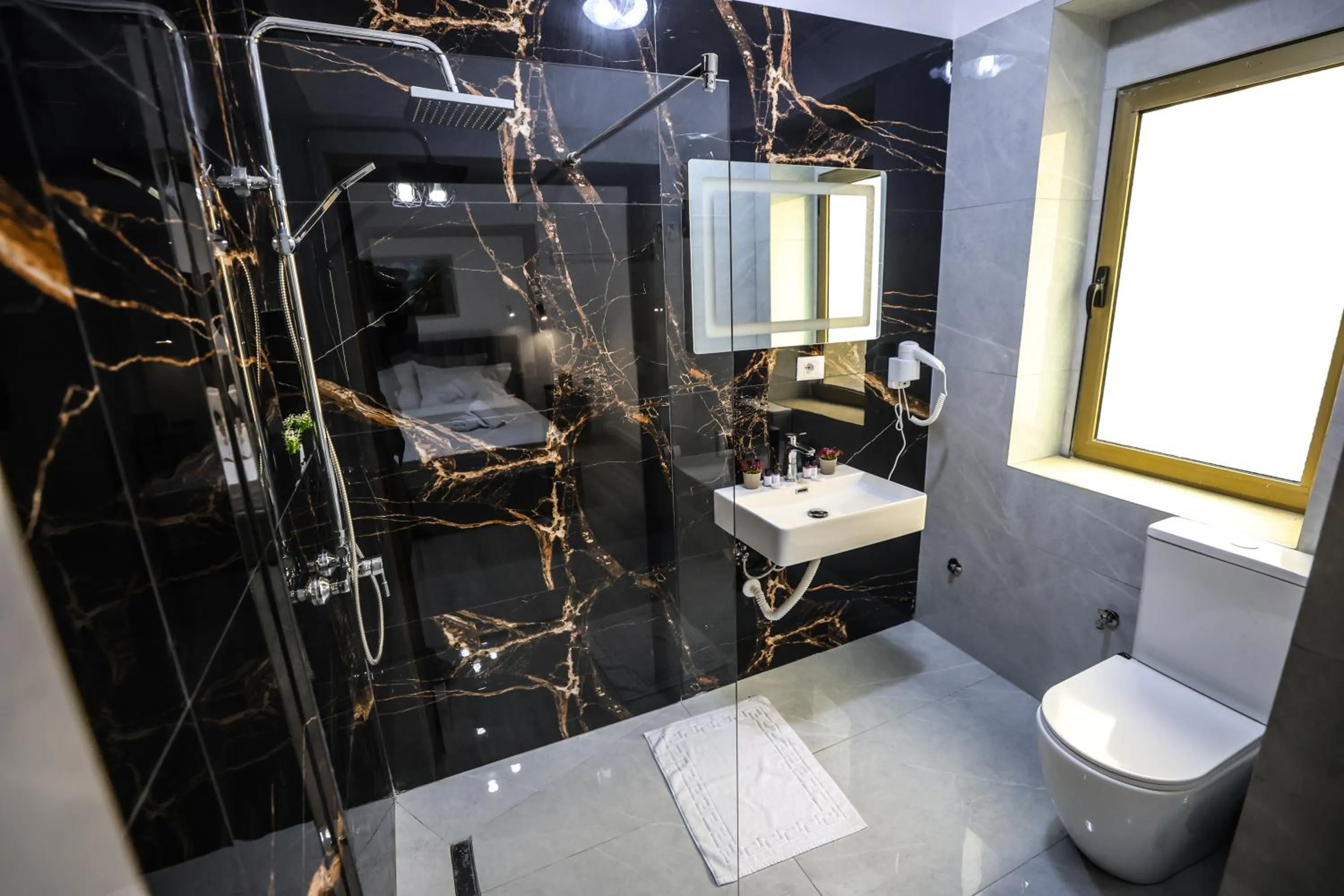Shower in Vila Alizee Hotel