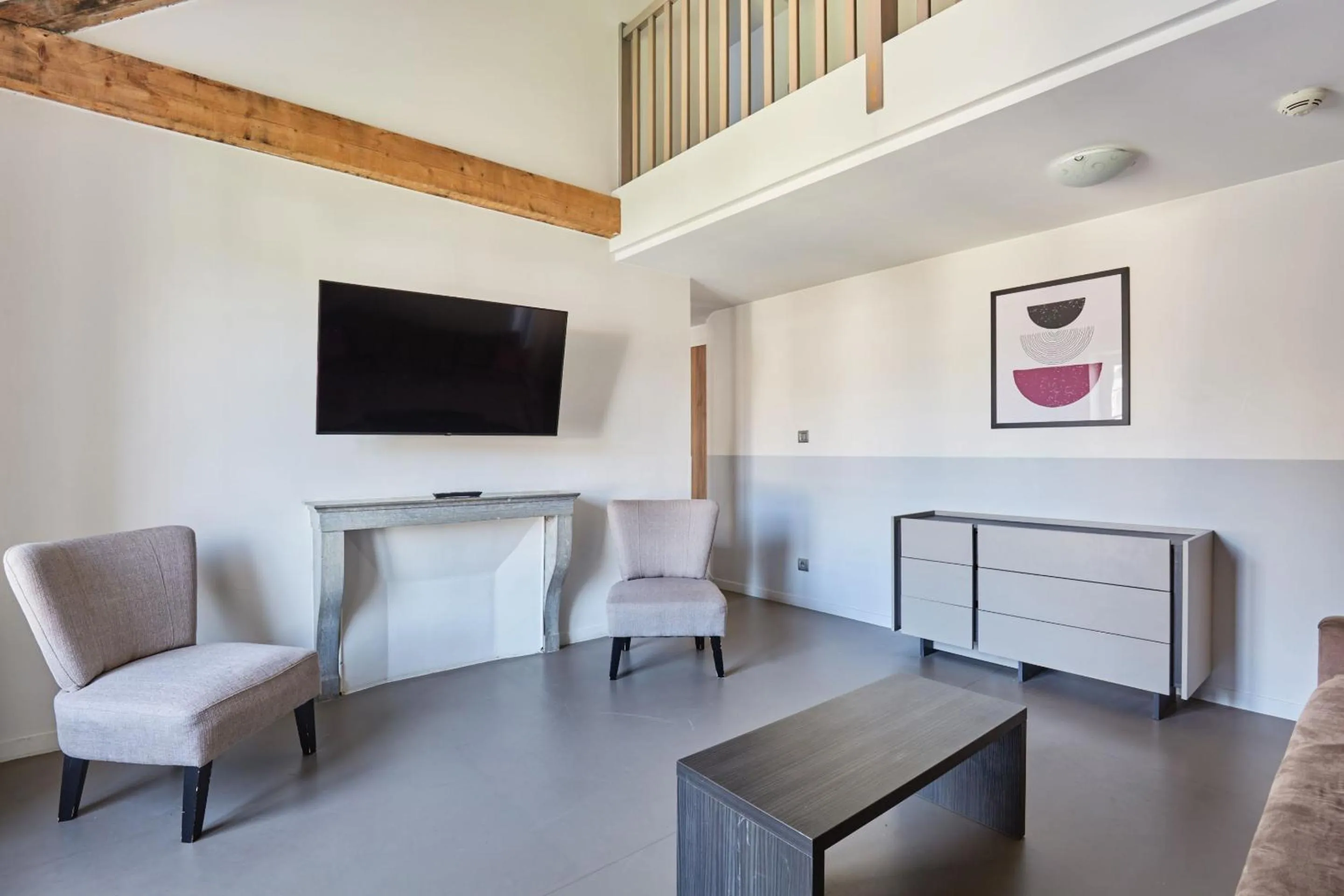 TV and multimedia in Appart'hôtel Odalys City - Dijon Centre Les Cordeliers