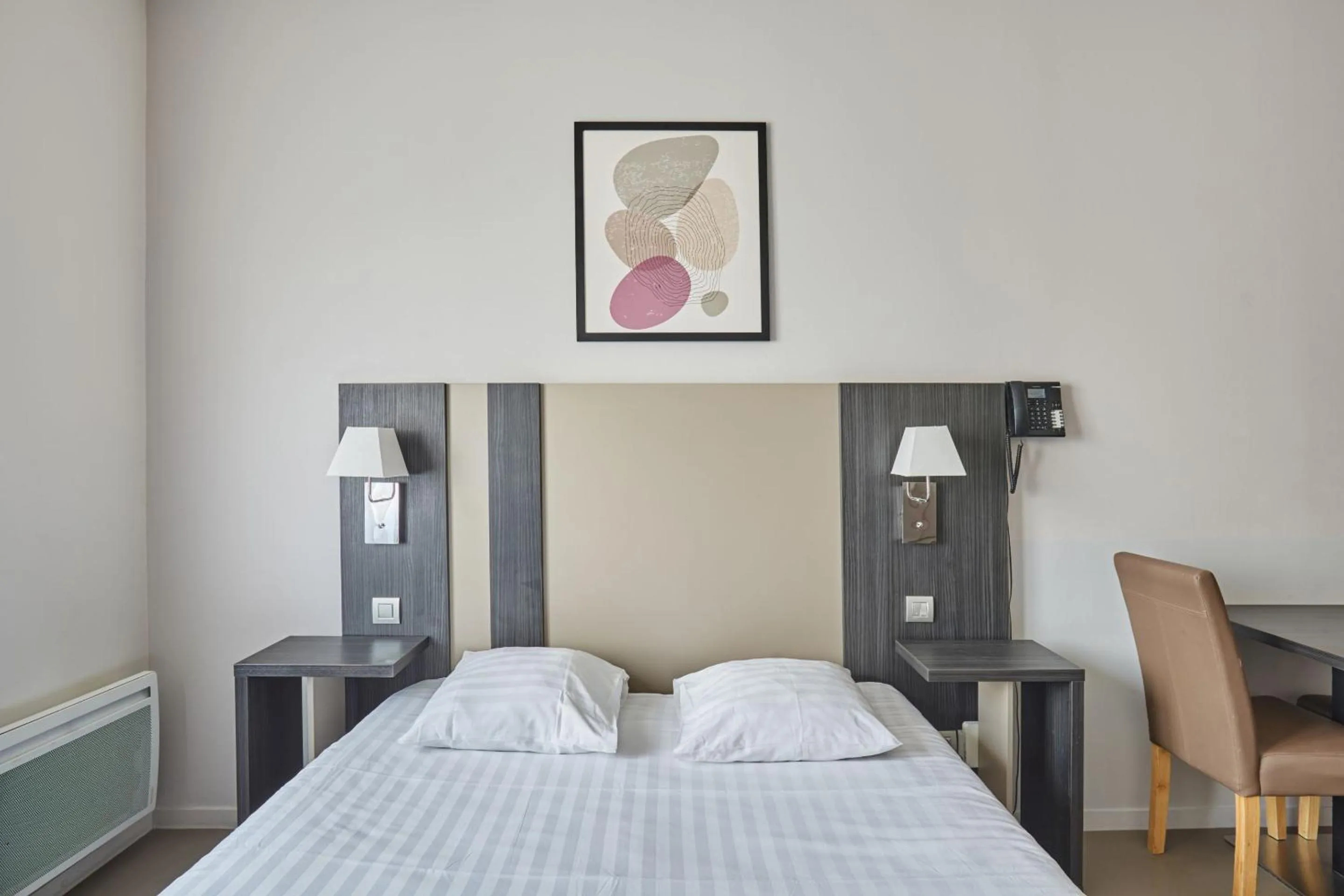 Bed in Appart'hôtel Odalys City - Dijon Centre Les Cordeliers