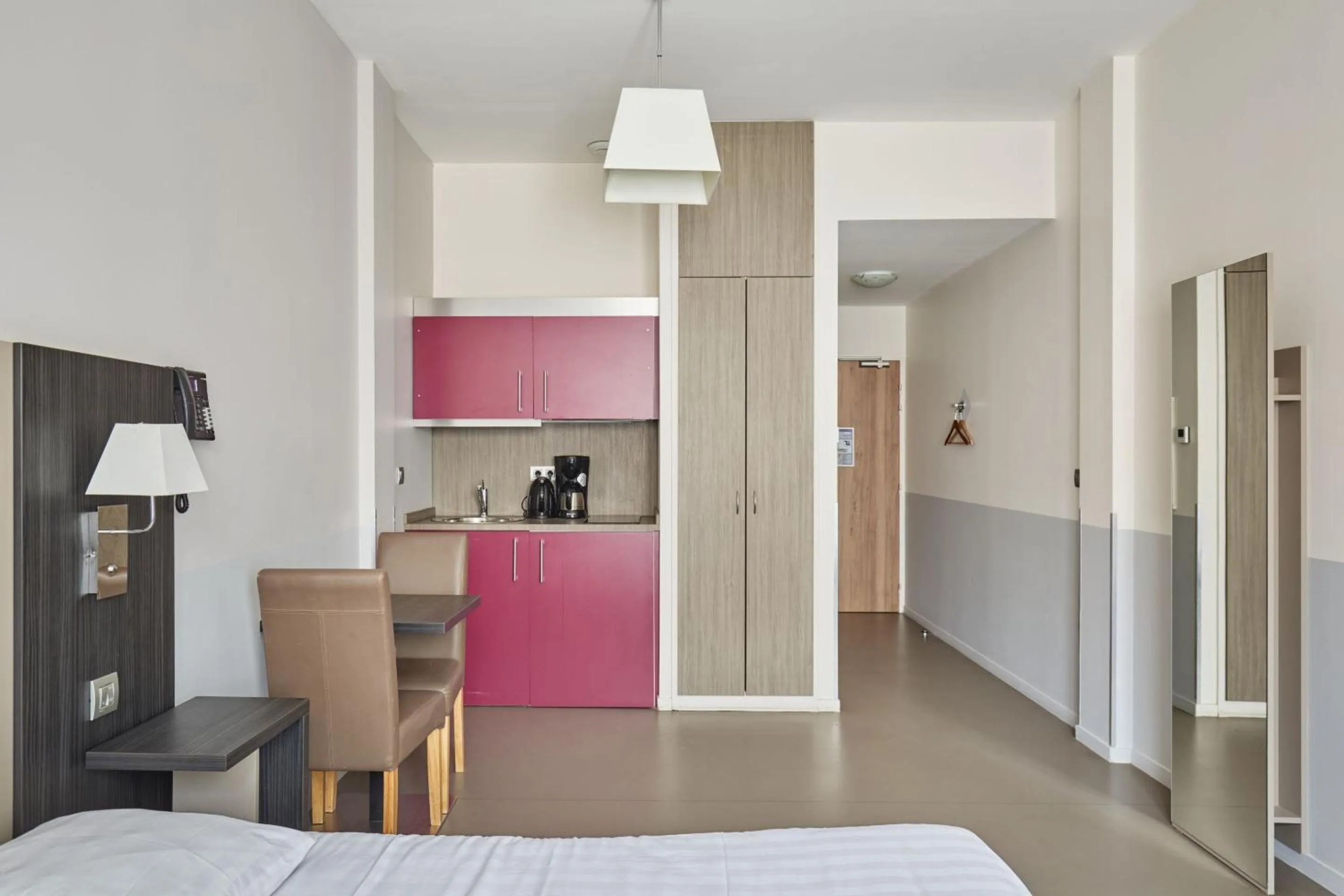 Kitchen or kitchenette, Bed in Appart'hôtel Odalys City - Dijon Centre Les Cordeliers