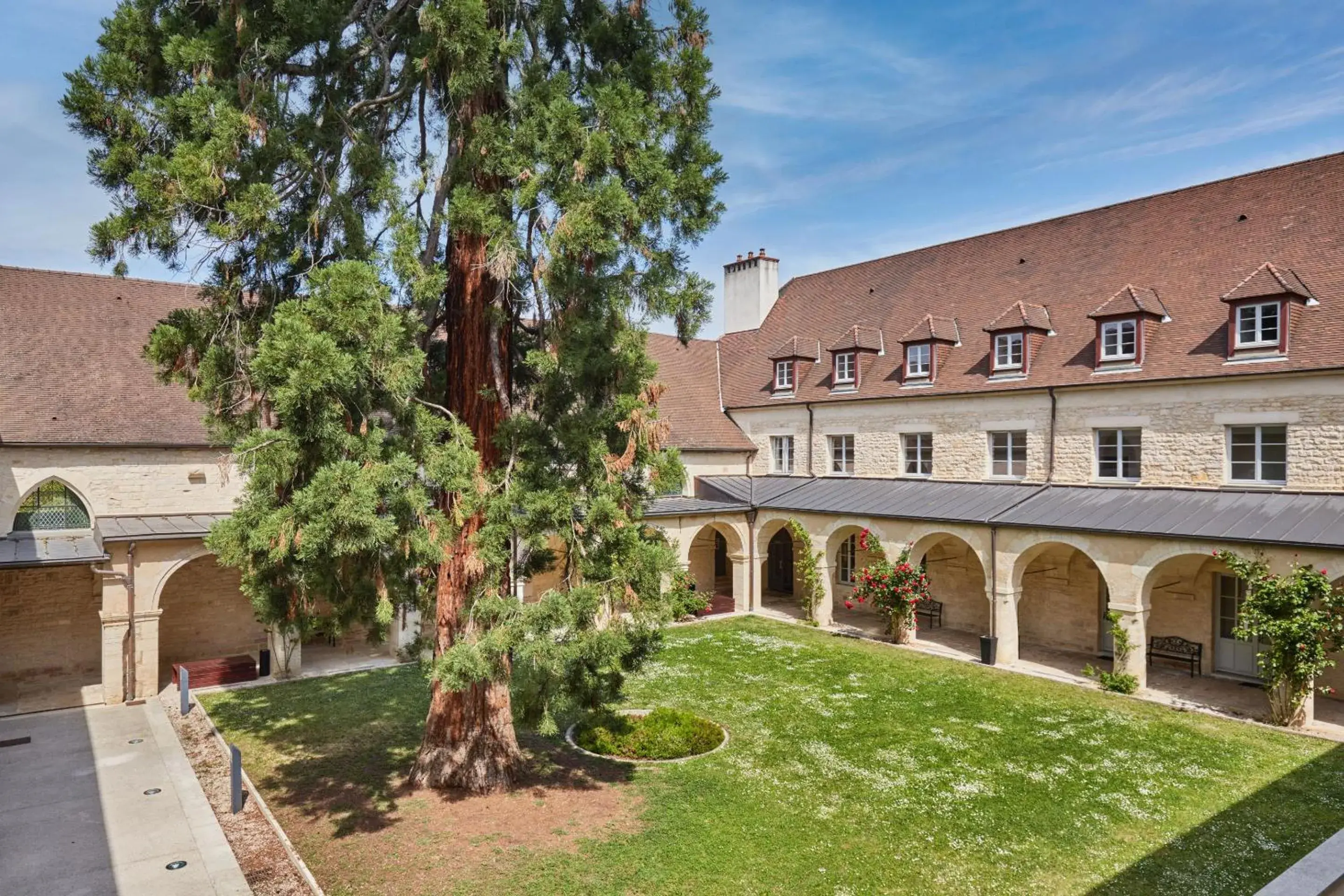 Property building in Appart'hôtel Odalys City - Dijon Centre Les Cordeliers Property building in Appart'hôtel Odalys City - Dijon Centre Les Cordeliers