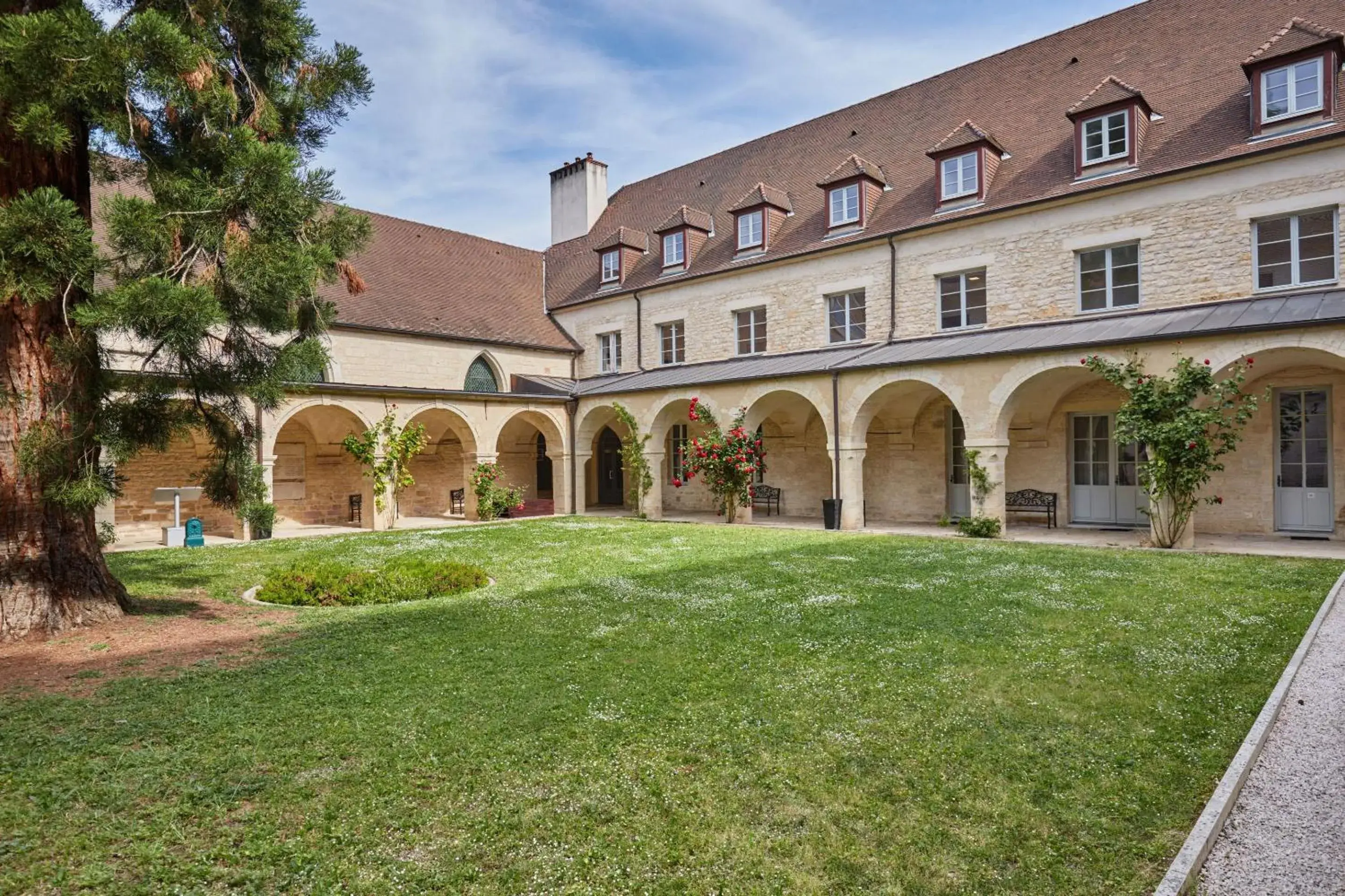 Property building in Appart'hôtel Odalys City - Dijon Centre Les Cordeliers Property building in Appart'hôtel Odalys City - Dijon Centre Les Cordeliers