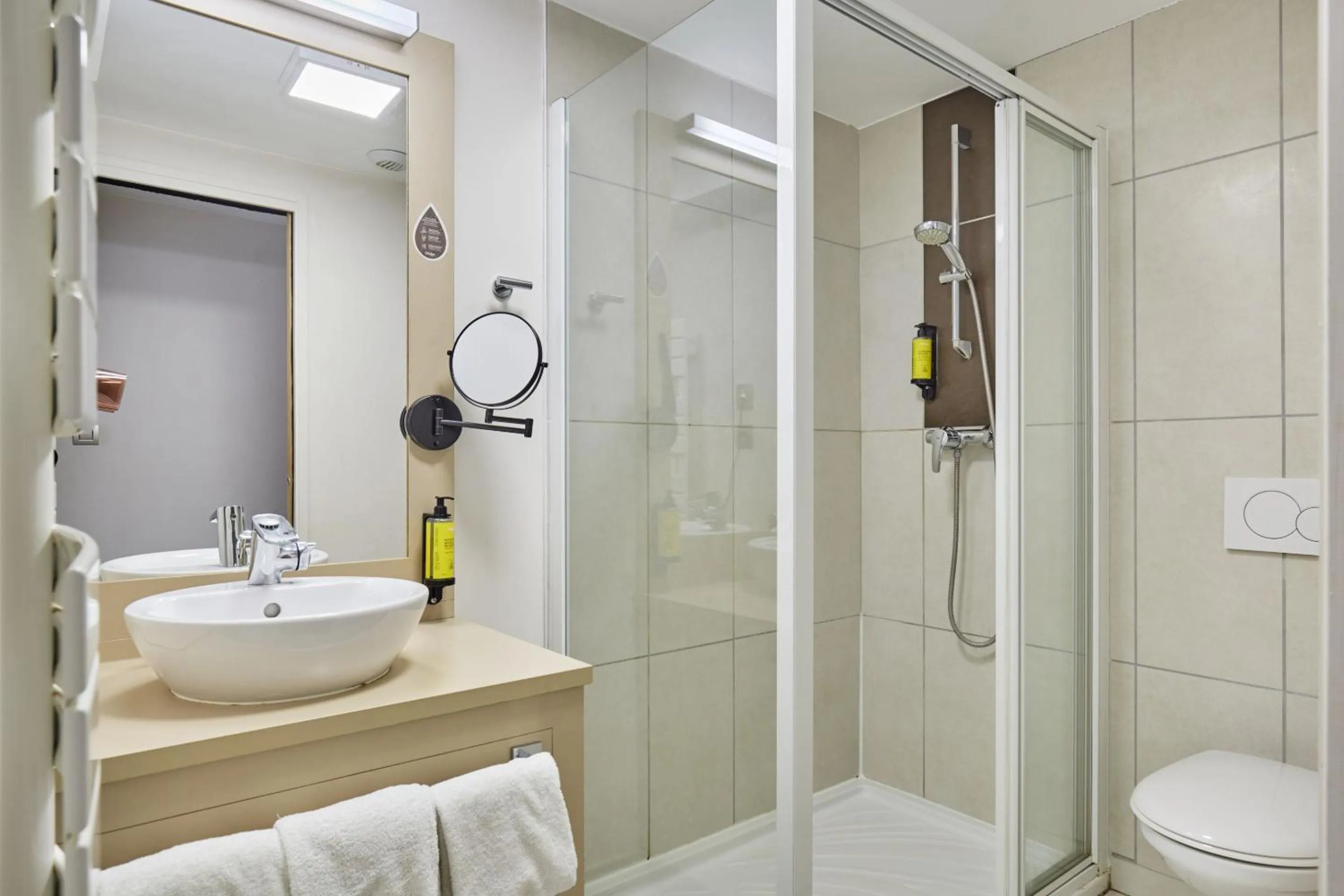 Shower in Appart'hôtel Odalys City - Dijon Centre Les Cordeliers