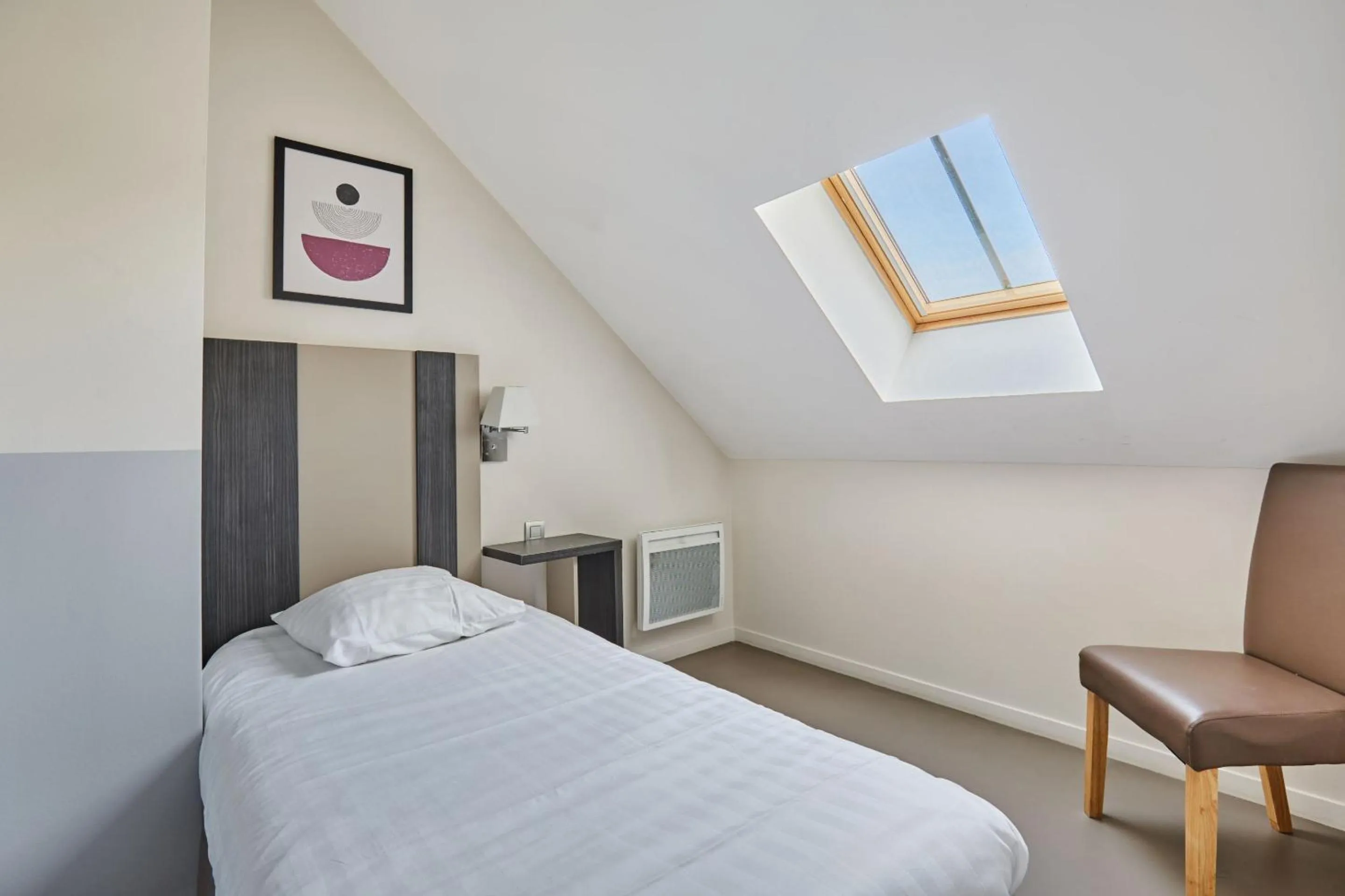 Bed in Appart'hôtel Odalys City - Dijon Centre Les Cordeliers