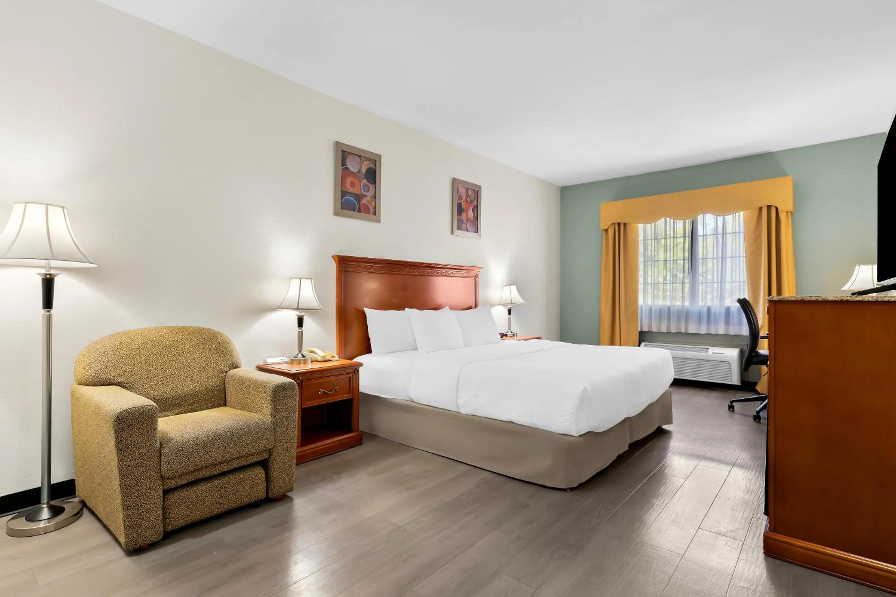 Bed in Quality Inn & Suites McAlester on Hwy 69