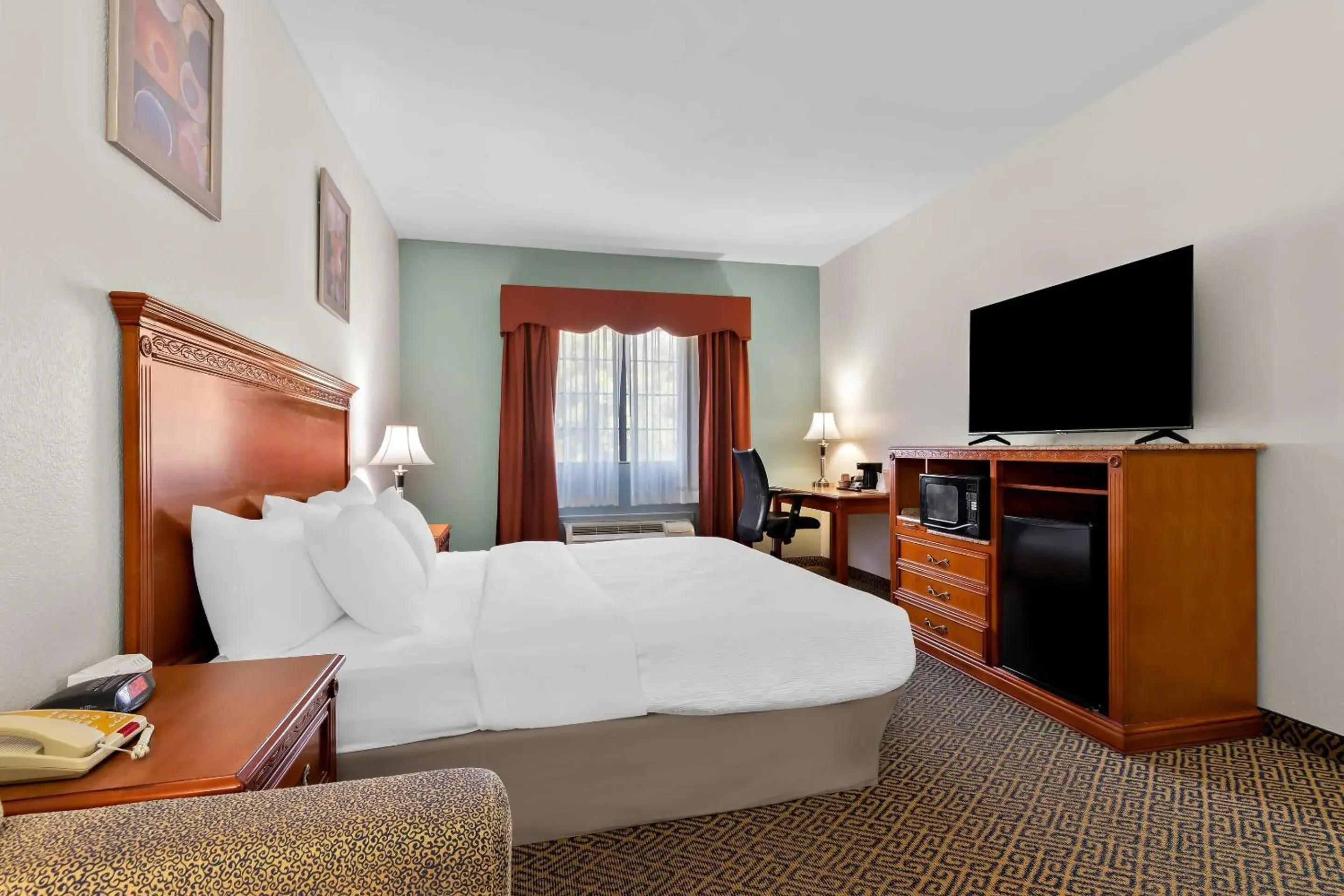 Coffee/tea facilities, Bed in Quality Inn & Suites McAlester on Hwy 69 Coffee/tea facilities, Bed in Quality Inn & Suites McAlester on Hwy 69