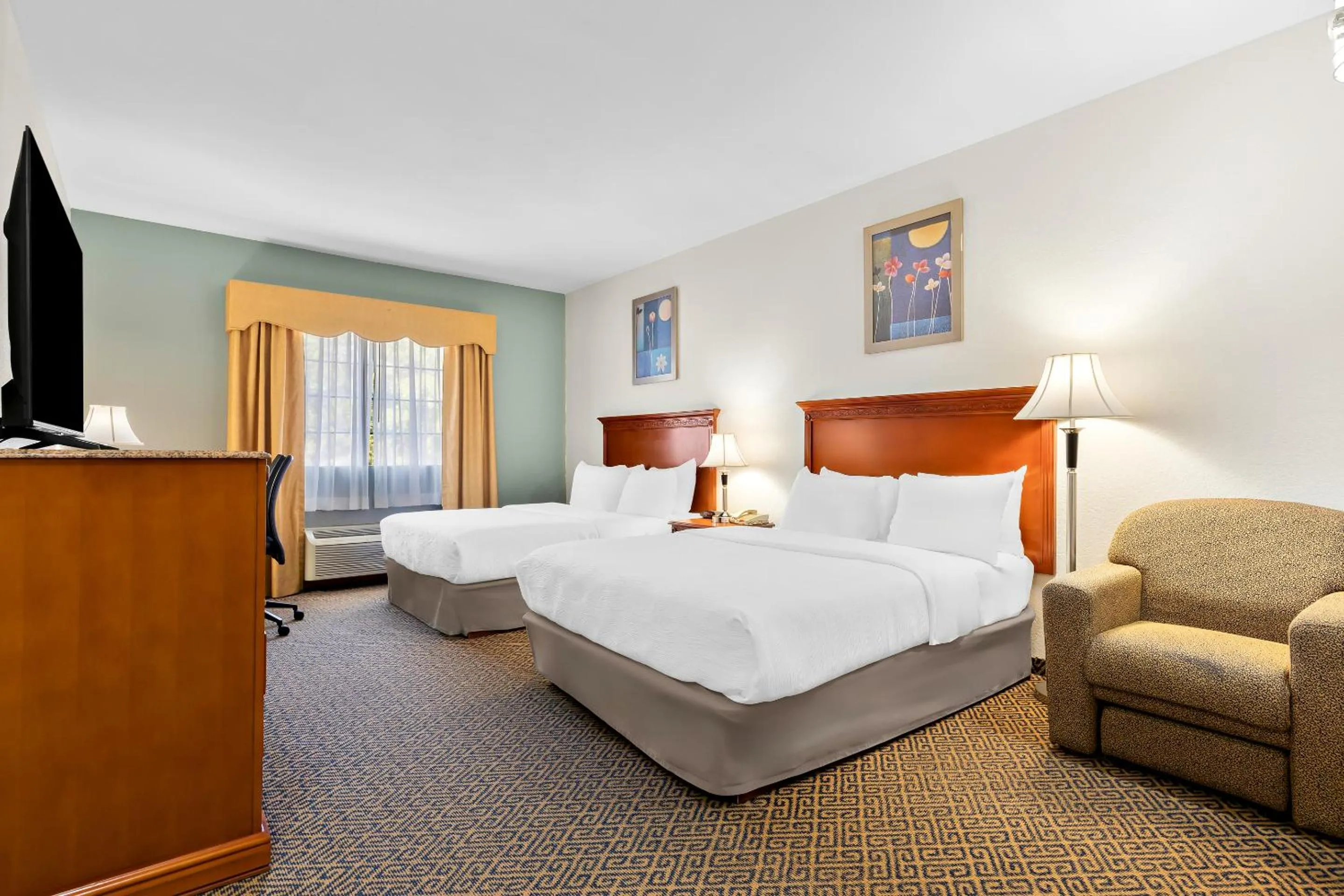 Bed in Quality Inn & Suites McAlester on Hwy 69