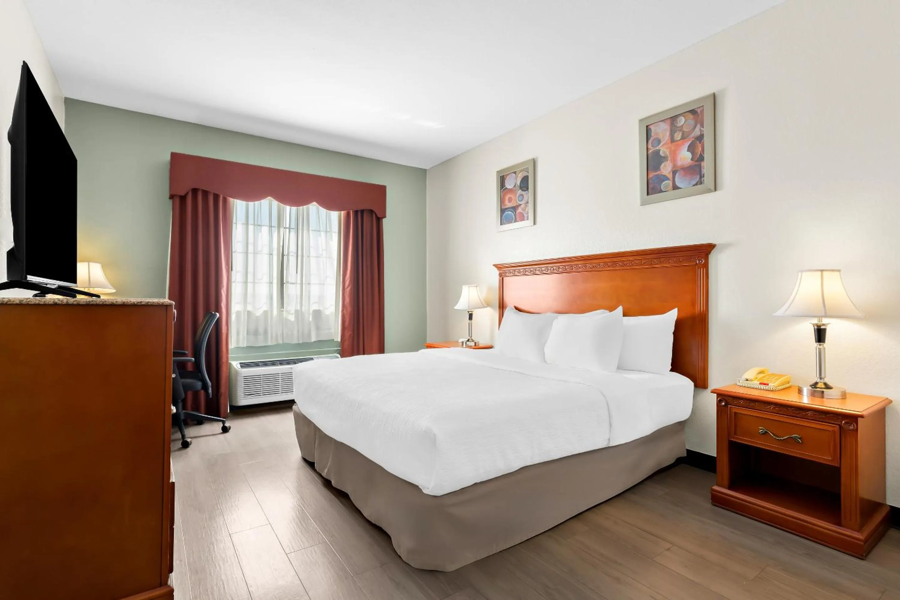 Bed in Quality Inn & Suites McAlester on Hwy 69