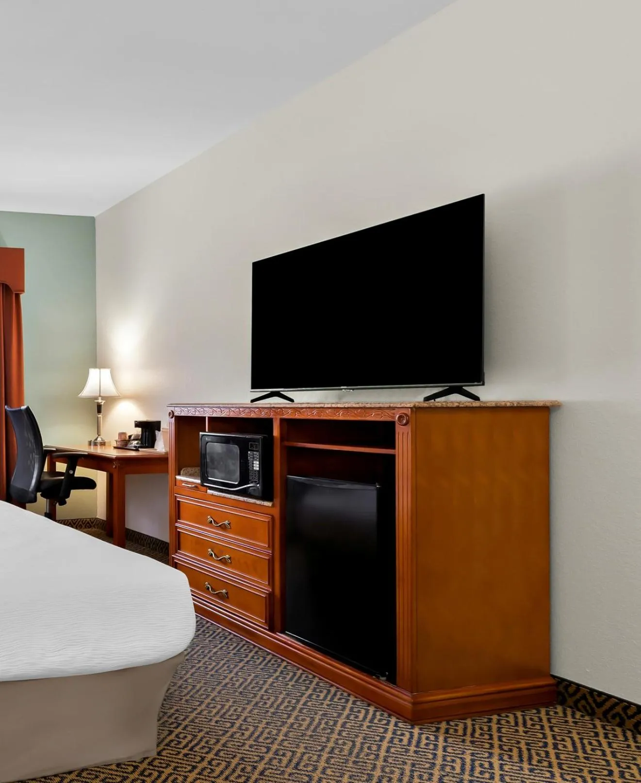 TV and multimedia, Bed in Quality Inn & Suites McAlester on Hwy 69