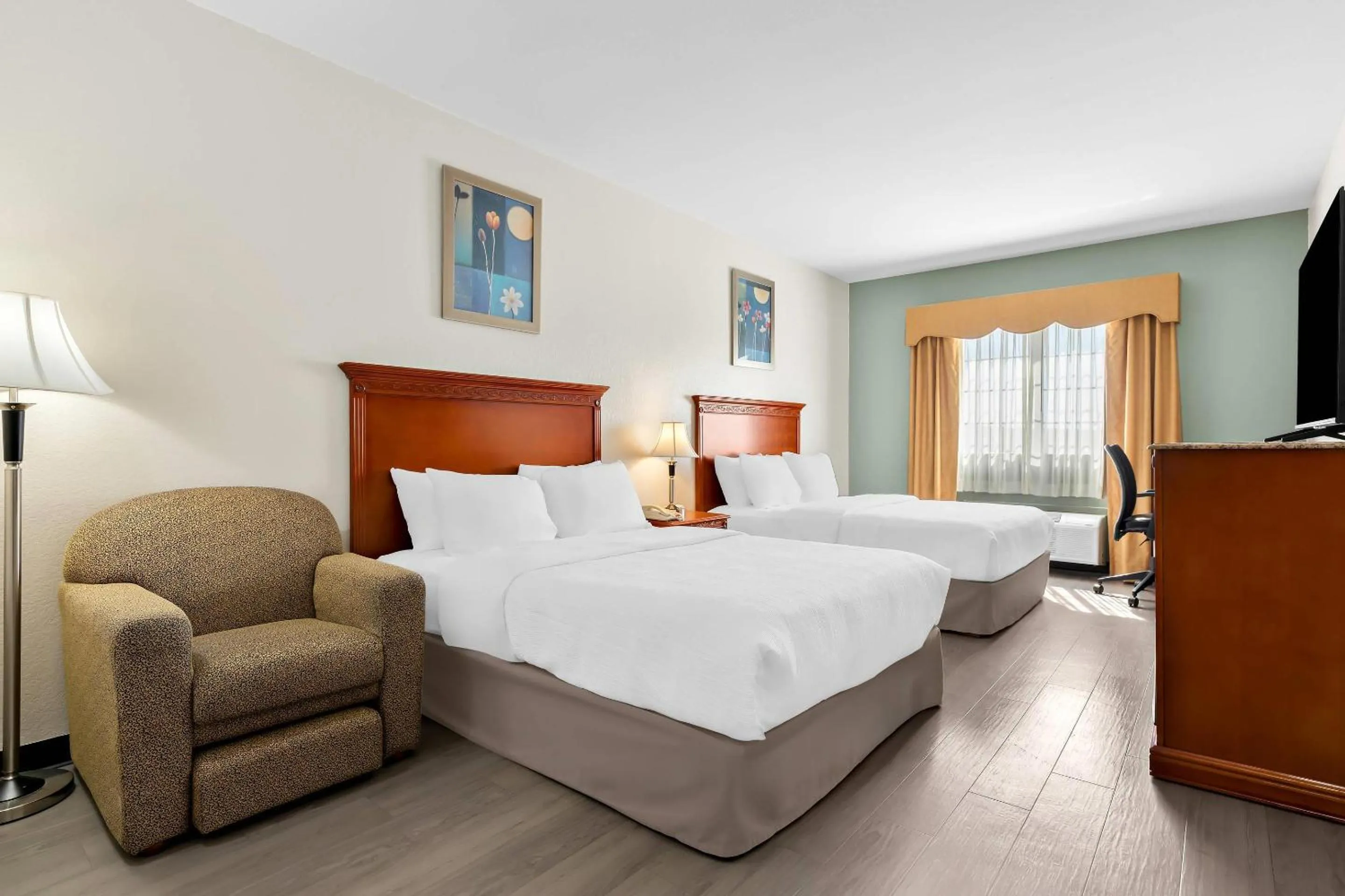 Bedroom, Bed in Quality Inn & Suites McAlester on Hwy 69