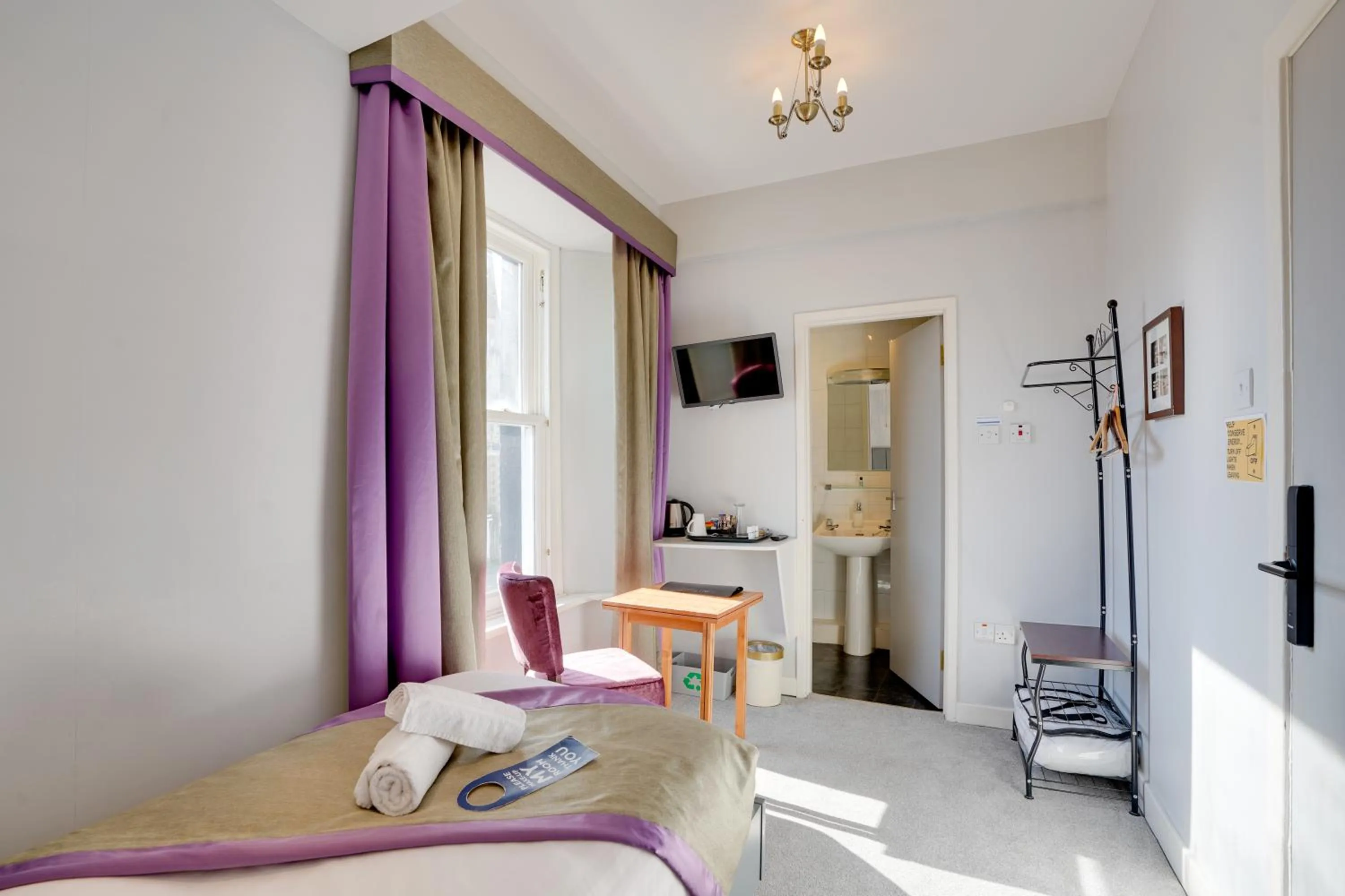 Bedroom, Bed in The County Hotel - Self Check-In, Ultra Fast WI-FI, Free Parking, Central Location