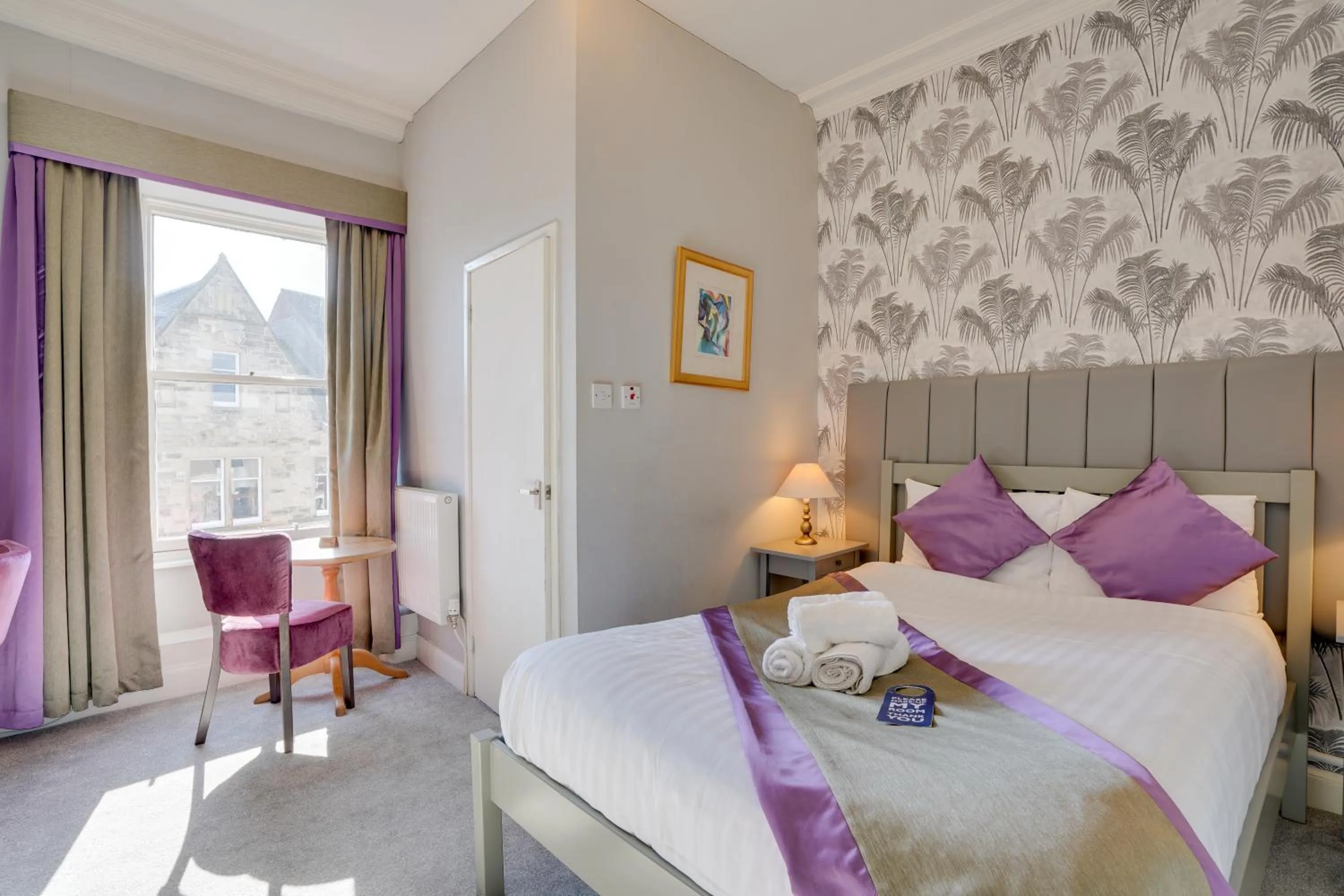 Bed in The County Hotel - Self Check-In, Ultra Fast WI-FI, Free Parking, Central Location