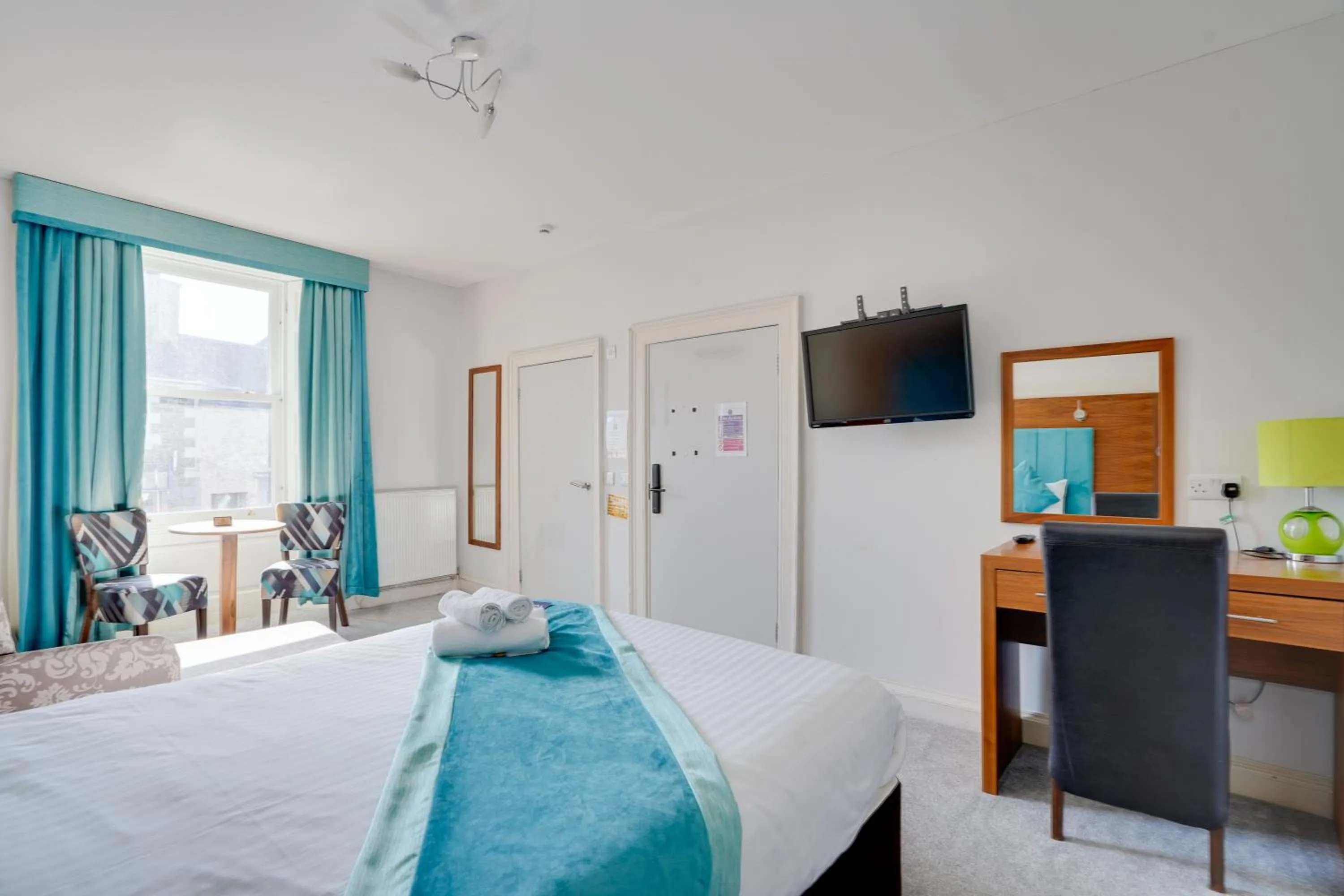 Bed in The County Hotel - Self Check-In, Ultra Fast WI-FI, Free Parking, Central Location