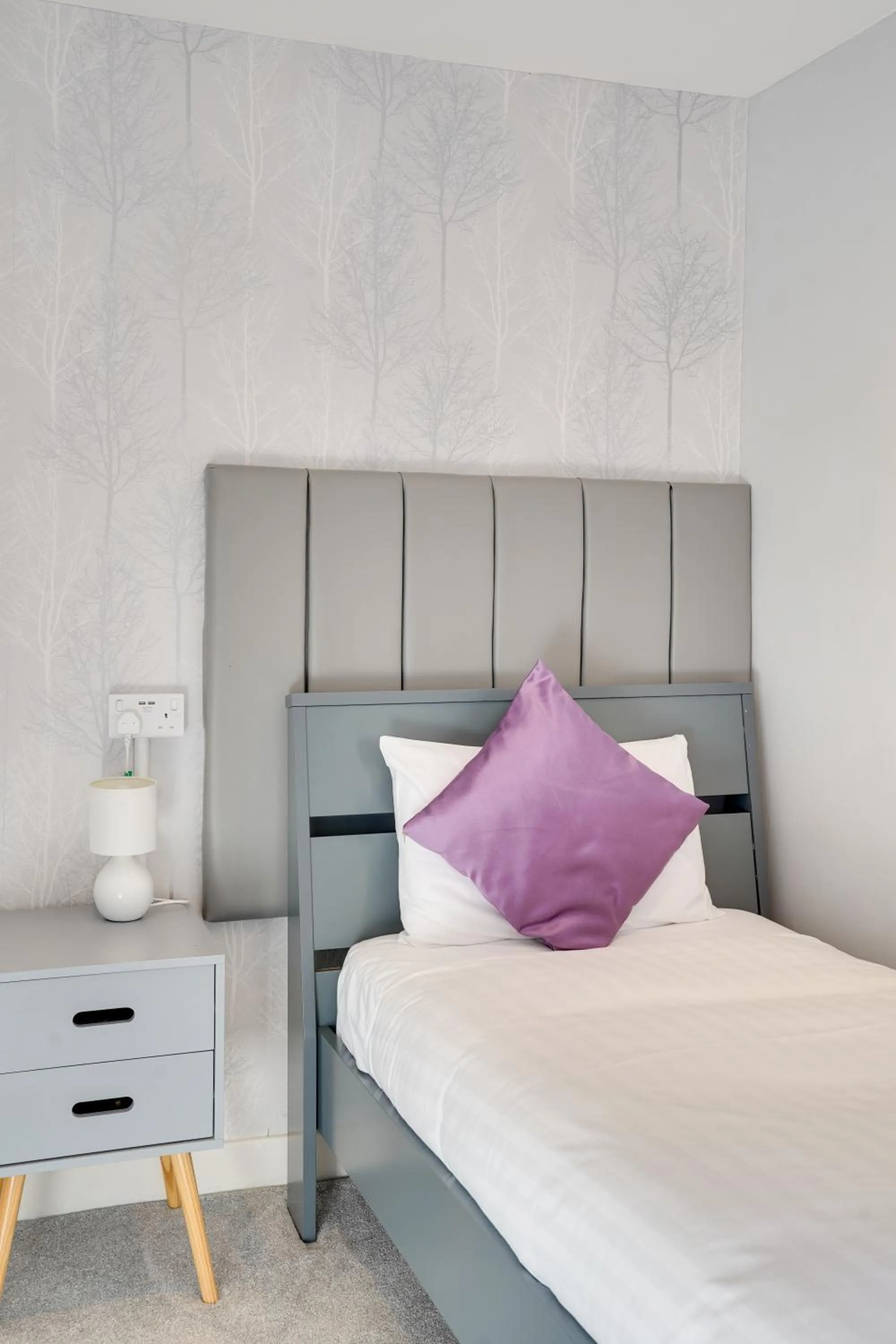 Bed in The County Hotel - Self Check-In, Ultra Fast WI-FI, Free Parking, Central Location