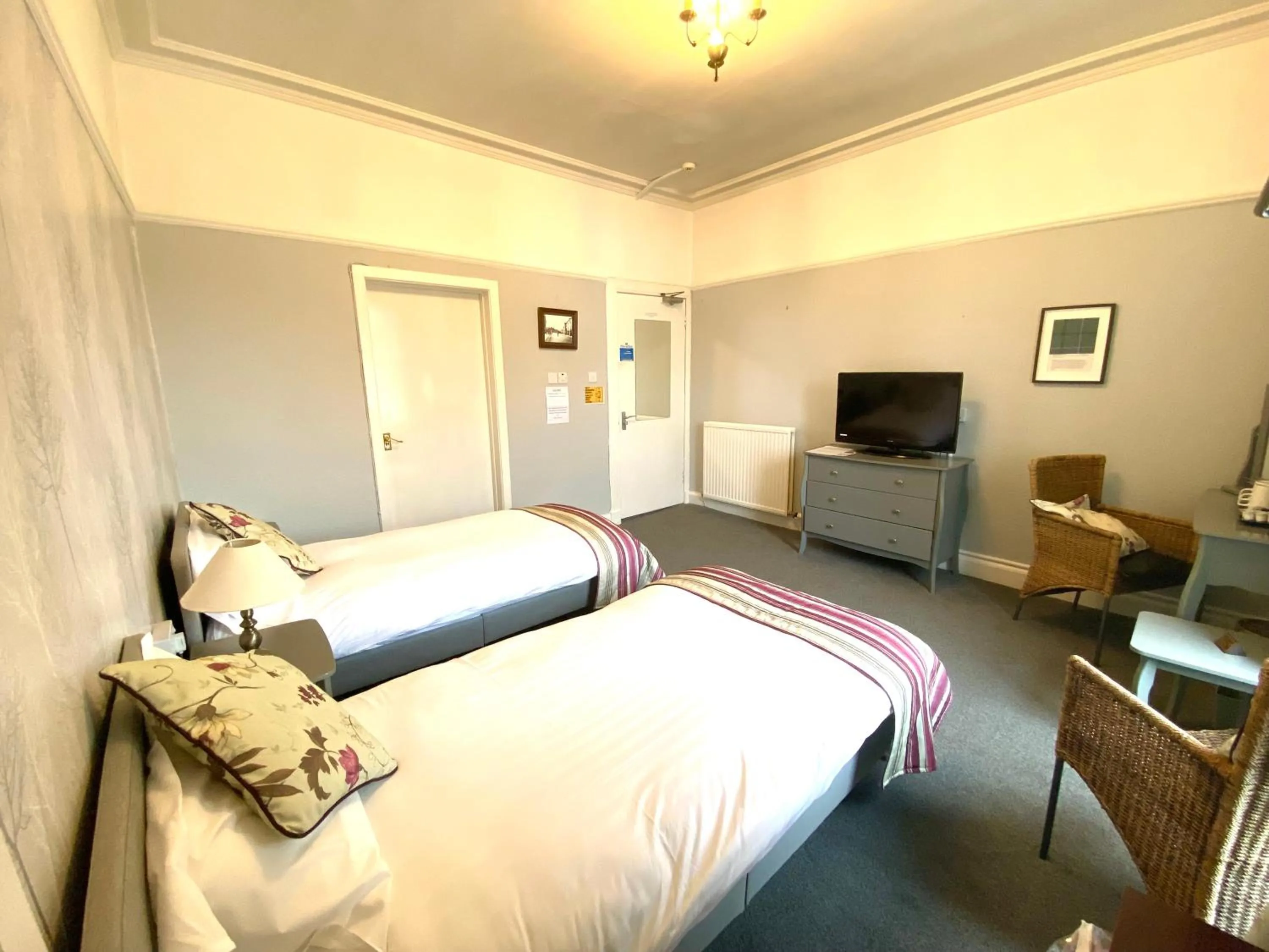 Bedroom, Bed in The County Hotel - Self Check-In, Ultra Fast WI-FI, Free Parking, Central Location