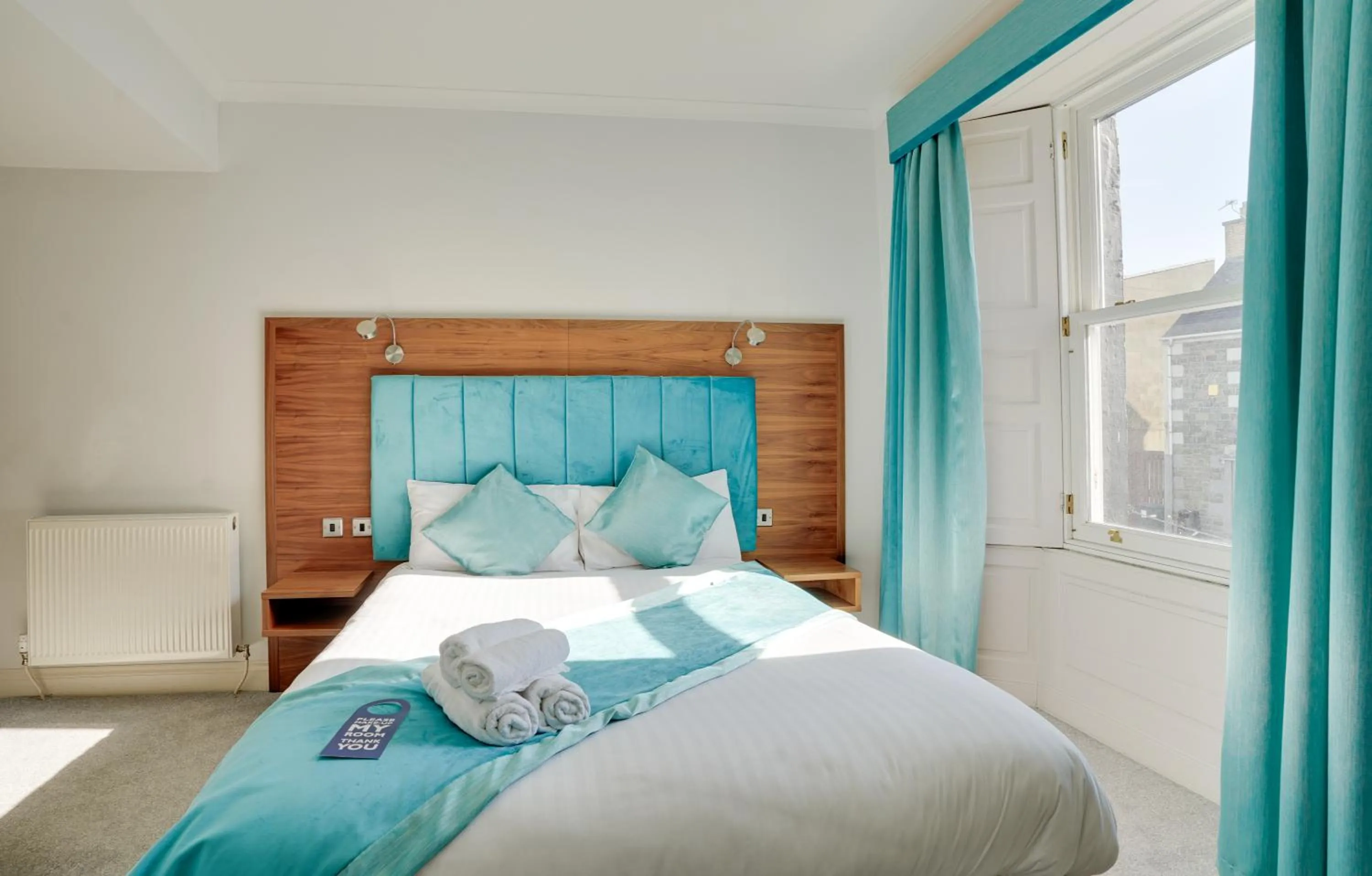 Bed in The County Hotel - Self Check-In, Ultra Fast WI-FI, Free Parking, Central Location