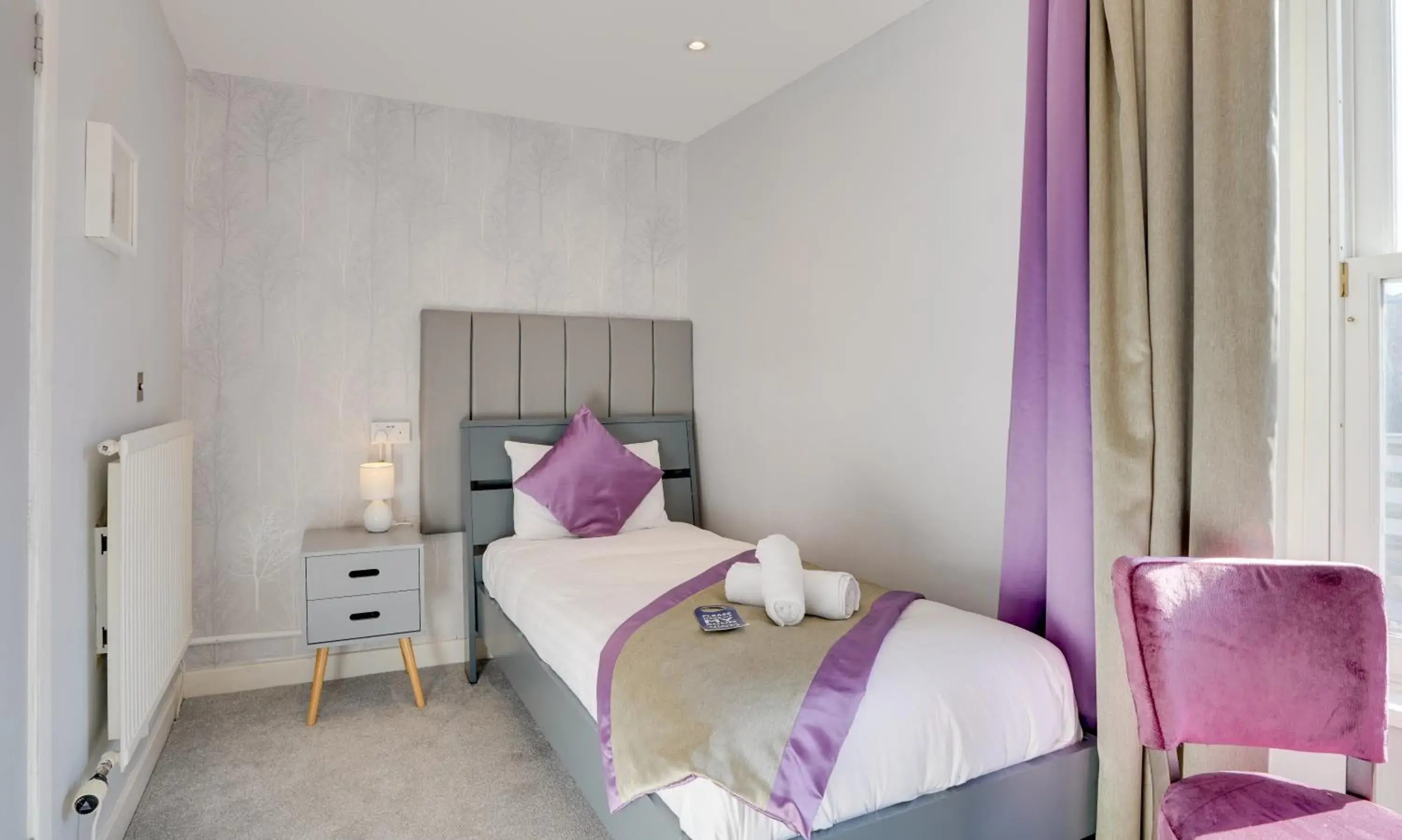 Single Room in The County Hotel - Self Check-In, Ultra Fast WI-FI, Free Parking, Central Location Single Room in The County Hotel - Self Check-In, Ultra Fast WI-FI, Free Parking, Central Location