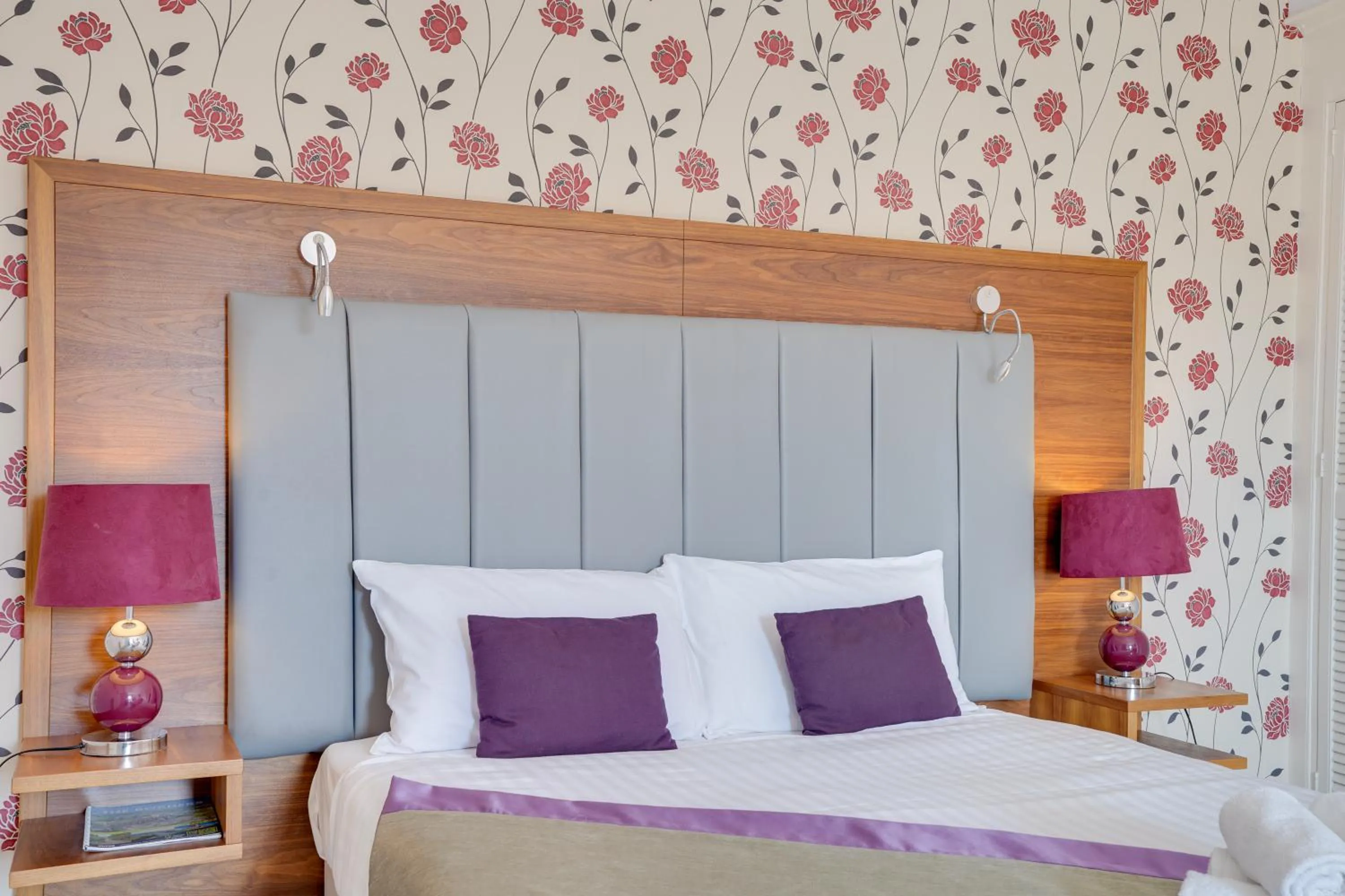 Bed in The County Hotel - Self Check-In, Ultra Fast WI-FI, Free Parking, Central Location