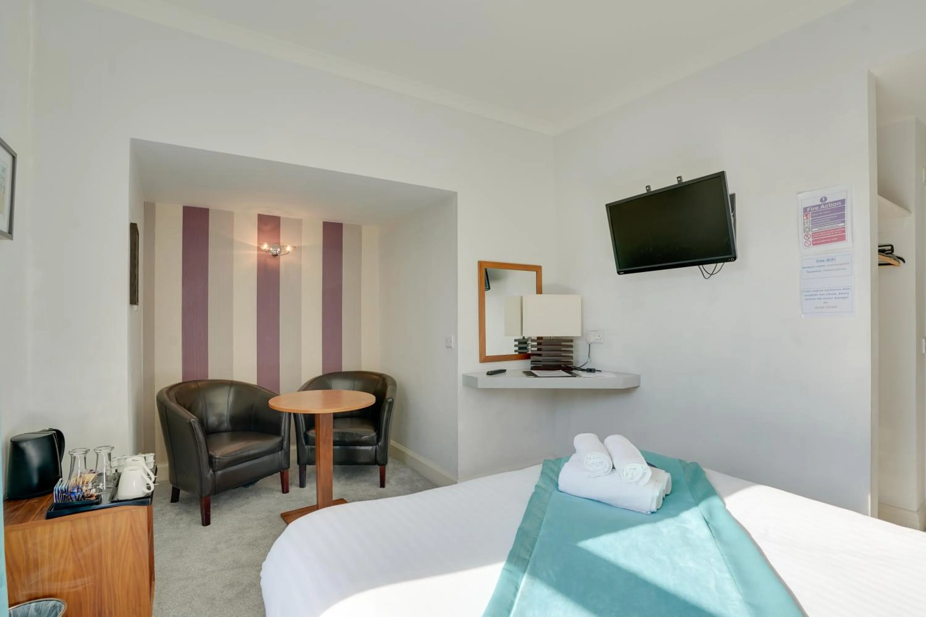 Bed in The County Hotel - Self Check-In, Ultra Fast WI-FI, Free Parking, Central Location