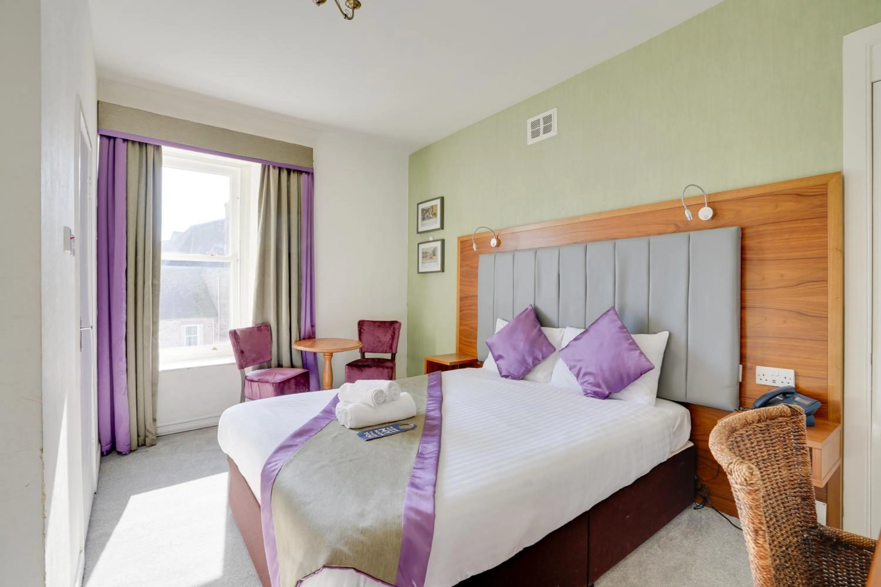 Bed in The County Hotel - Self Check-In, Ultra Fast WI-FI, Free Parking, Central Location