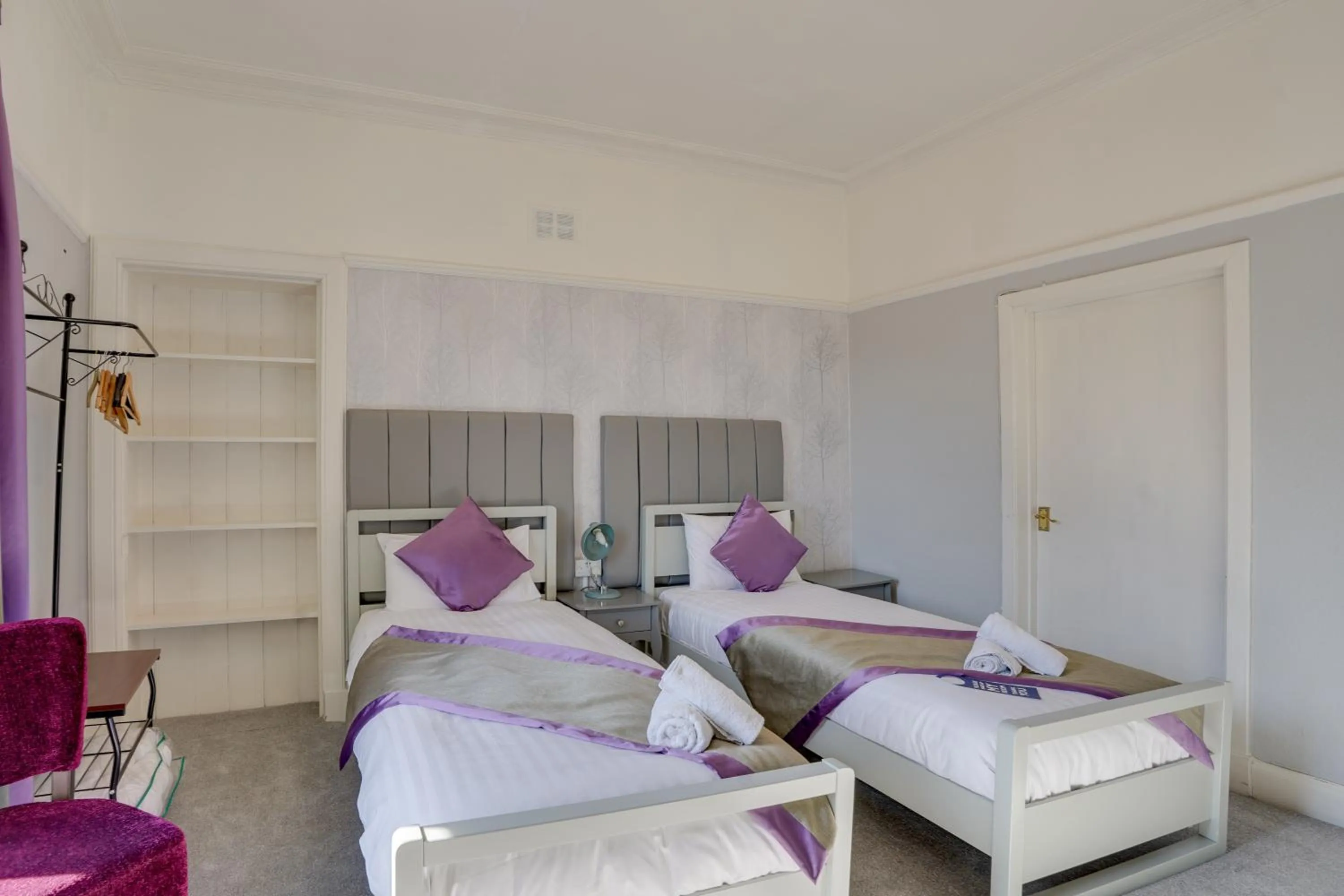 Bed in The County Hotel - Self Check-In, Ultra Fast WI-FI, Free Parking, Central Location